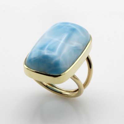 27067322a - Ring mit Larimar, GG 585/000, rechteckiger Larimar ca. 36.8 ct, 2-rhg. Schiene, RW ca. ...
