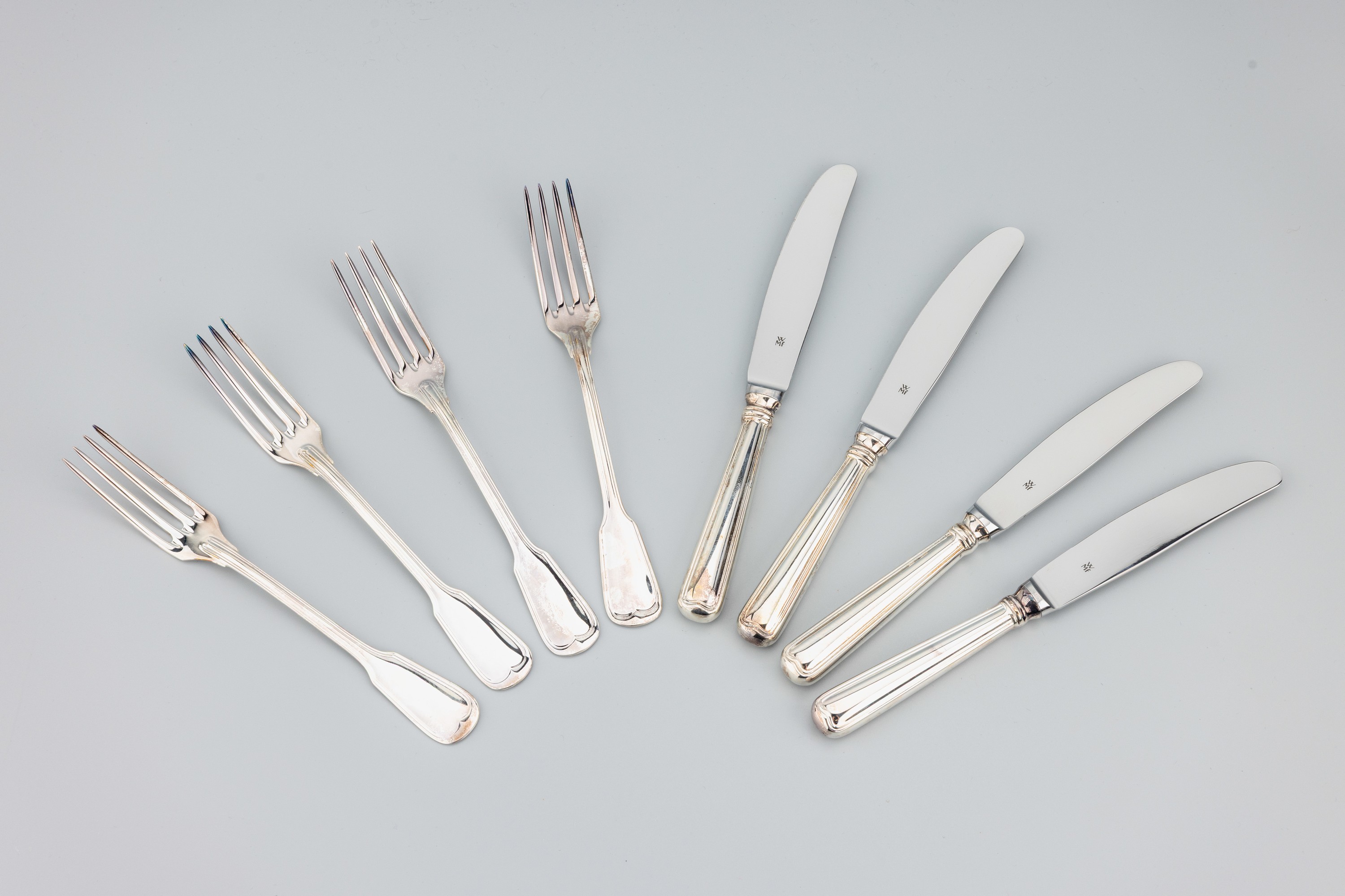 Detail a: Umfangreiches WMF Besteck, 800er Silber, Augsburger Fadenmuster, best. aus: 12 Menuemesser, 12 Menuegabeln, 12 Menuelöffel, 12 Frühstücksmesser, ...