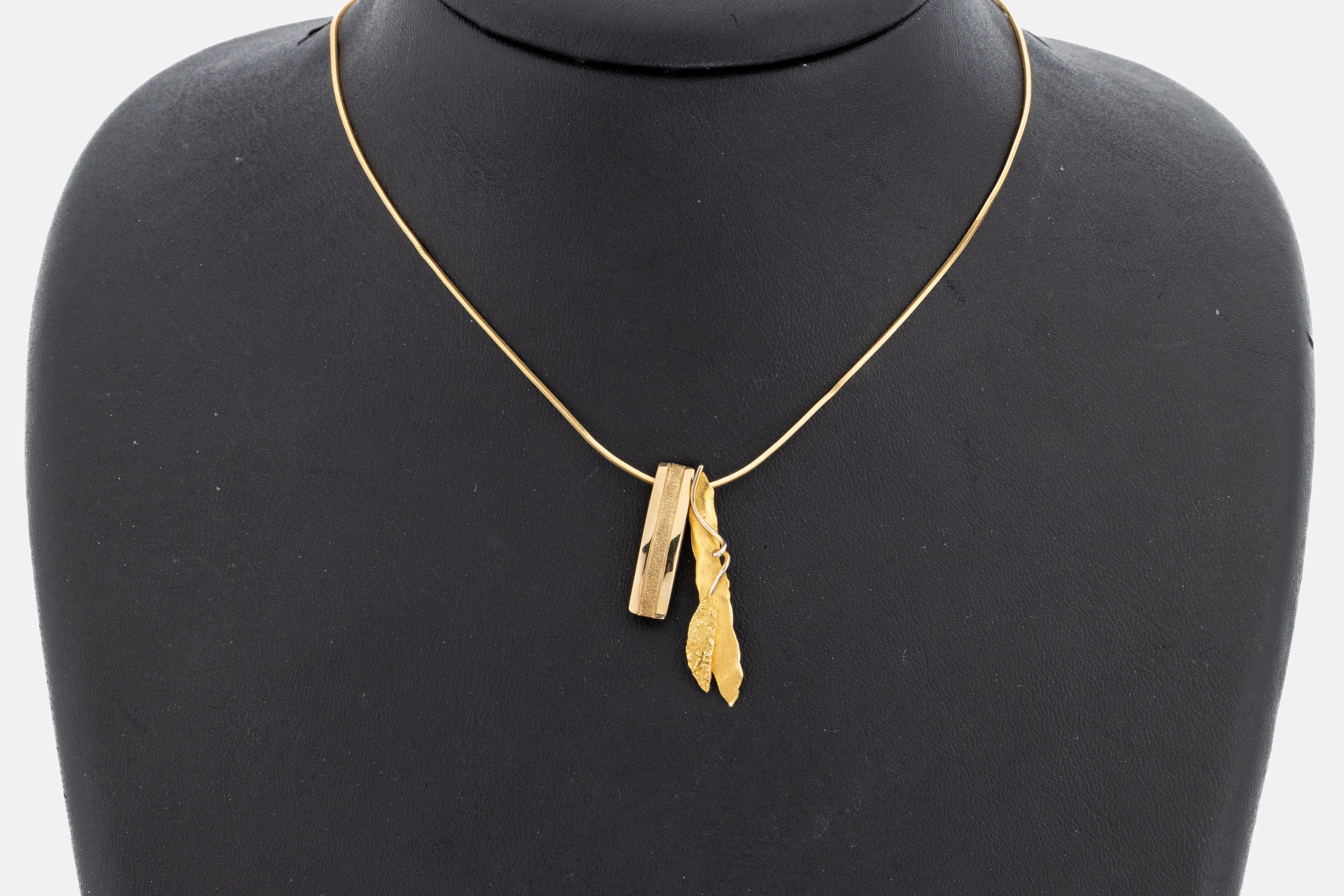 Image 27067556 - Konvolut 2 14 kt Gold Anhänger, GG 585/000,1 x länglich, part. strukt., L. ca. 2 cm, ...