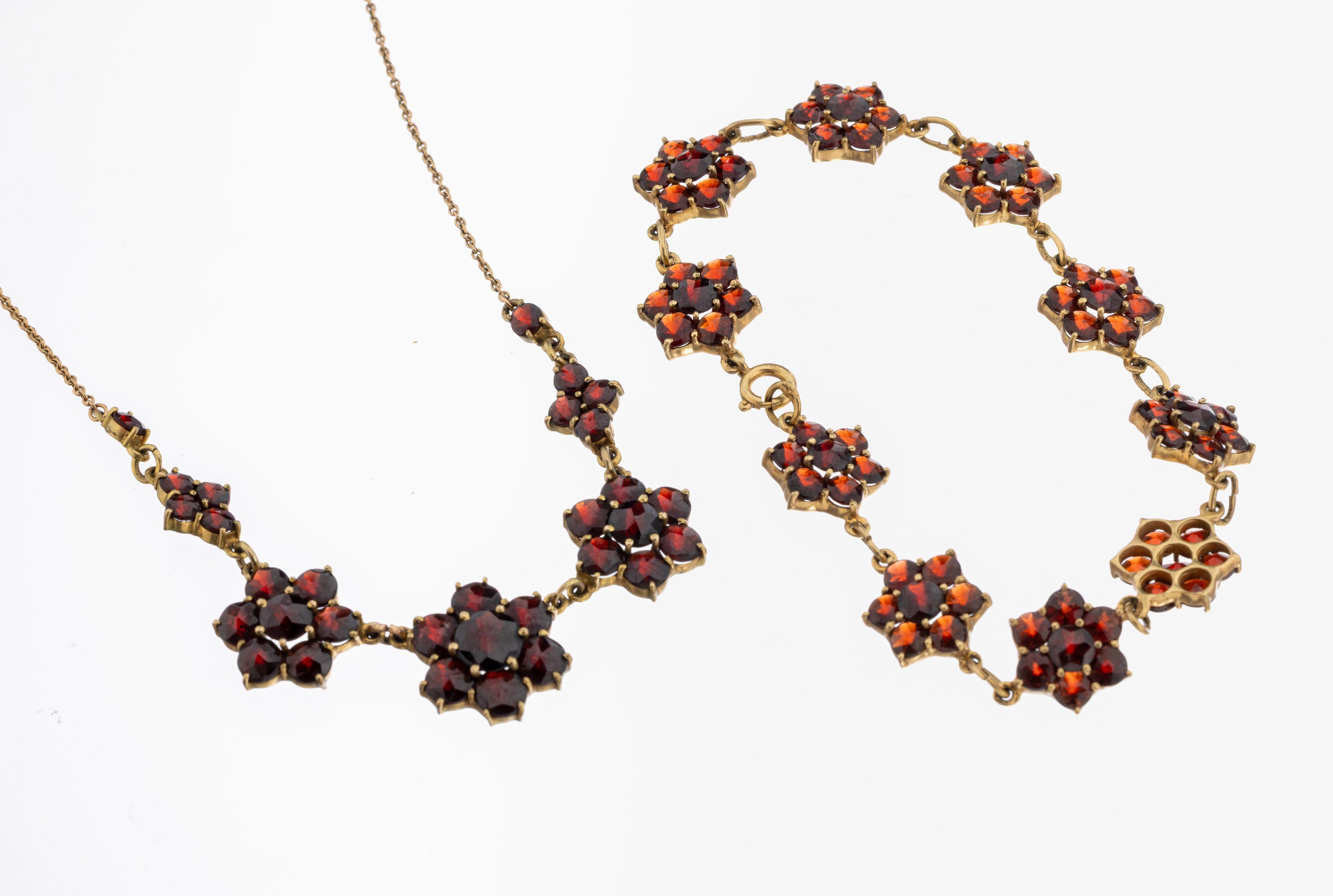 Image 27067584 - 8 kt Gold Granat-Schmuckset, GG 333/000, best, aus: 1 Armband, L. ca. 20 cm, ...