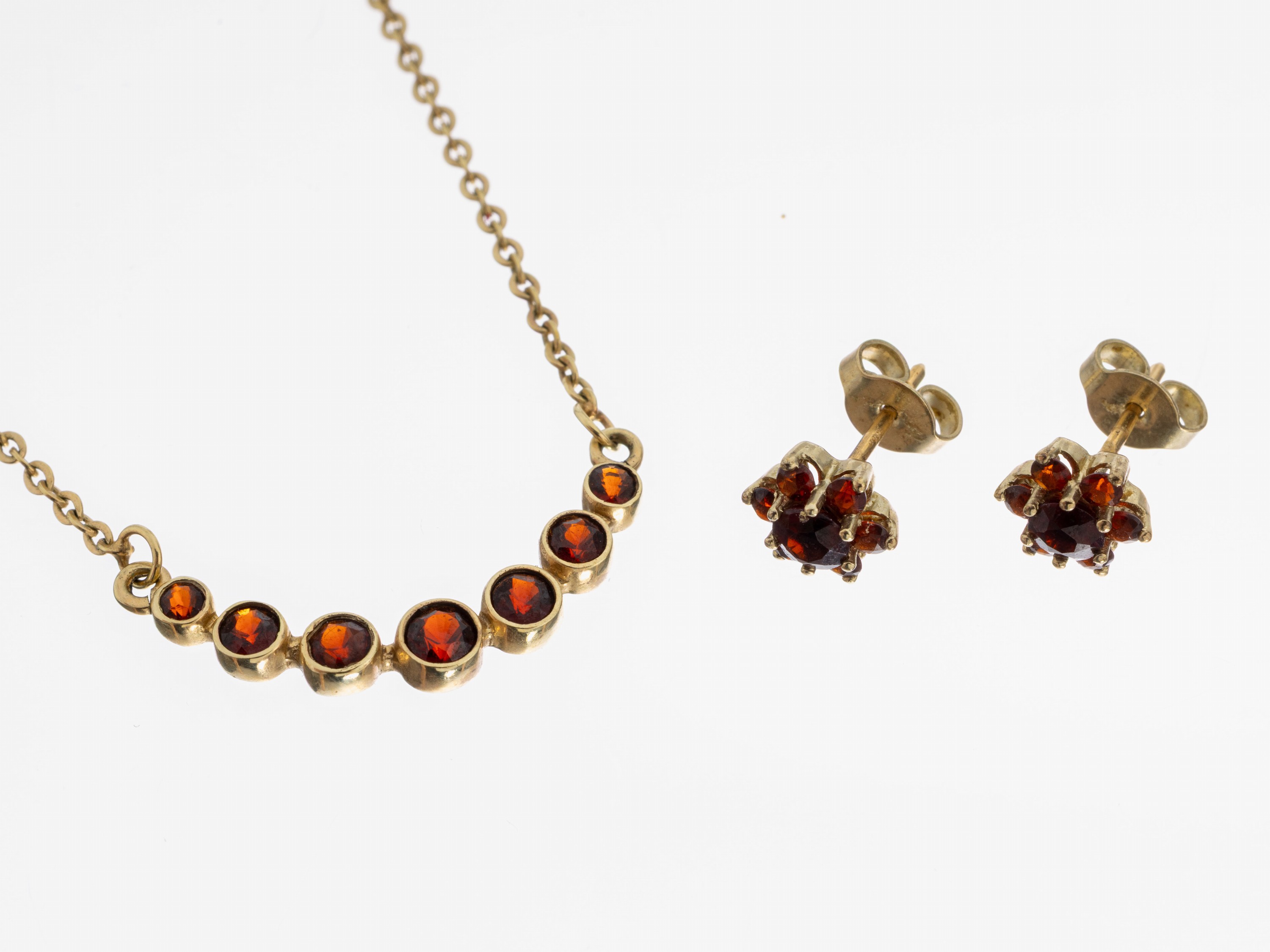 Image 27067592 - 8 kt gold garnet-lot , YG 333/000, comprisedof: 1 necklace, l. approx. 40 cm, bolt ring ...