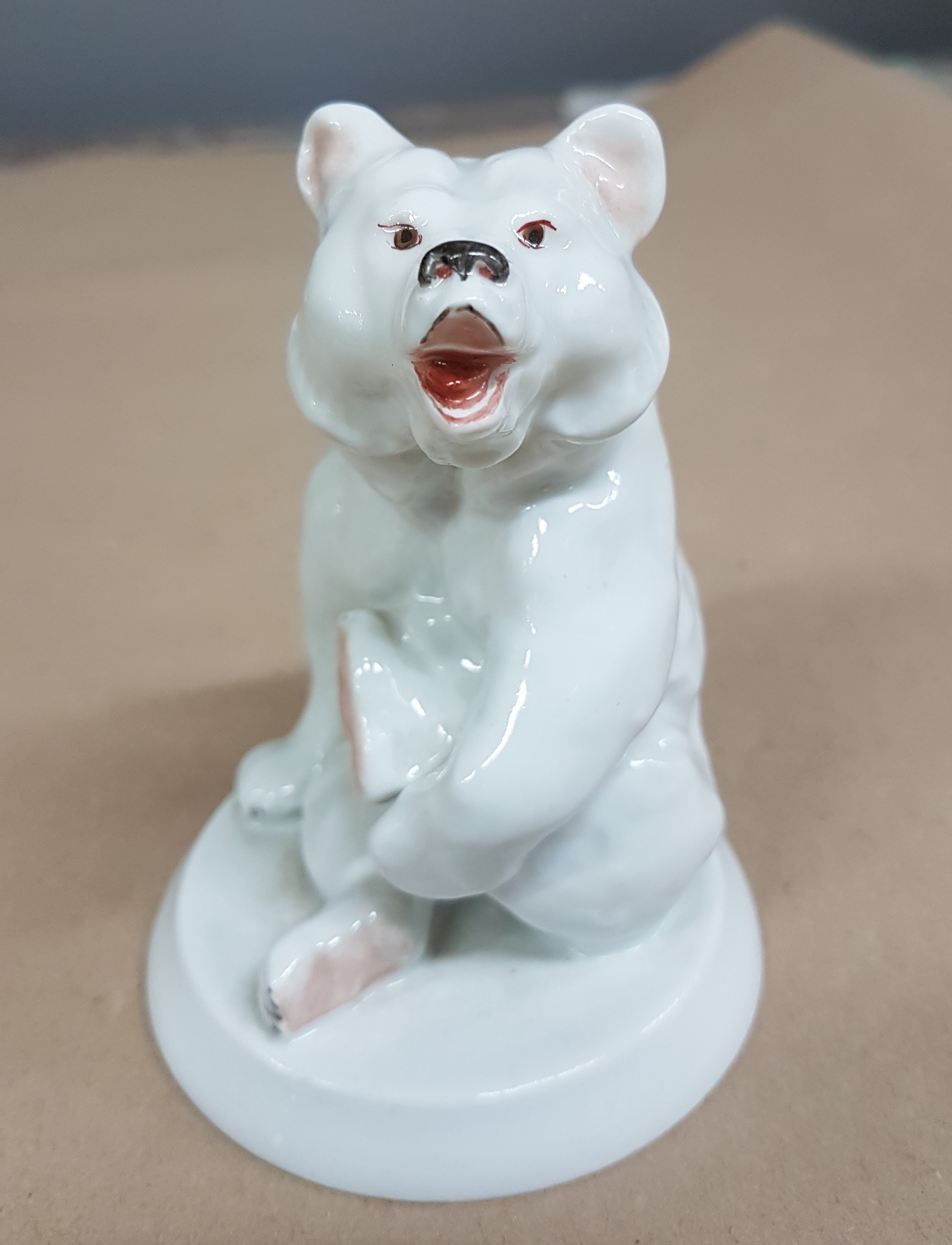 Detail a: Porzellanfigur, Meissen, 2. Hälfte, 20. Jh., Entwurf Erich Oehme, sitzender Eisbär, bemalt, H. ca. 10.5cm, Modellnr. S 205
