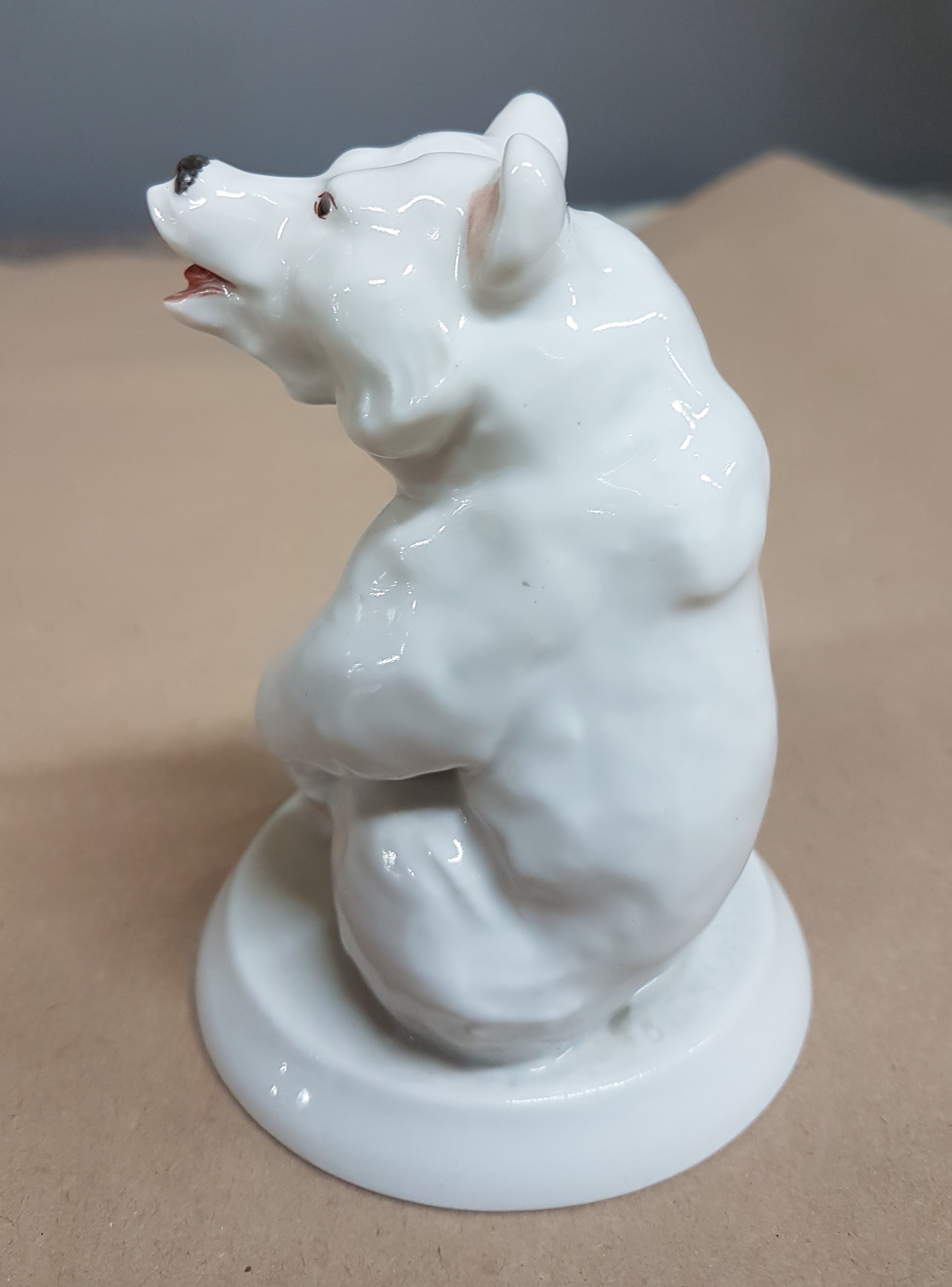 Detail b: Porzellanfigur, Meissen, 2. Hälfte, 20. Jh., Entwurf Erich Oehme, sitzender Eisbär, bemalt, H. ca. 10.5cm, Modellnr. S 205