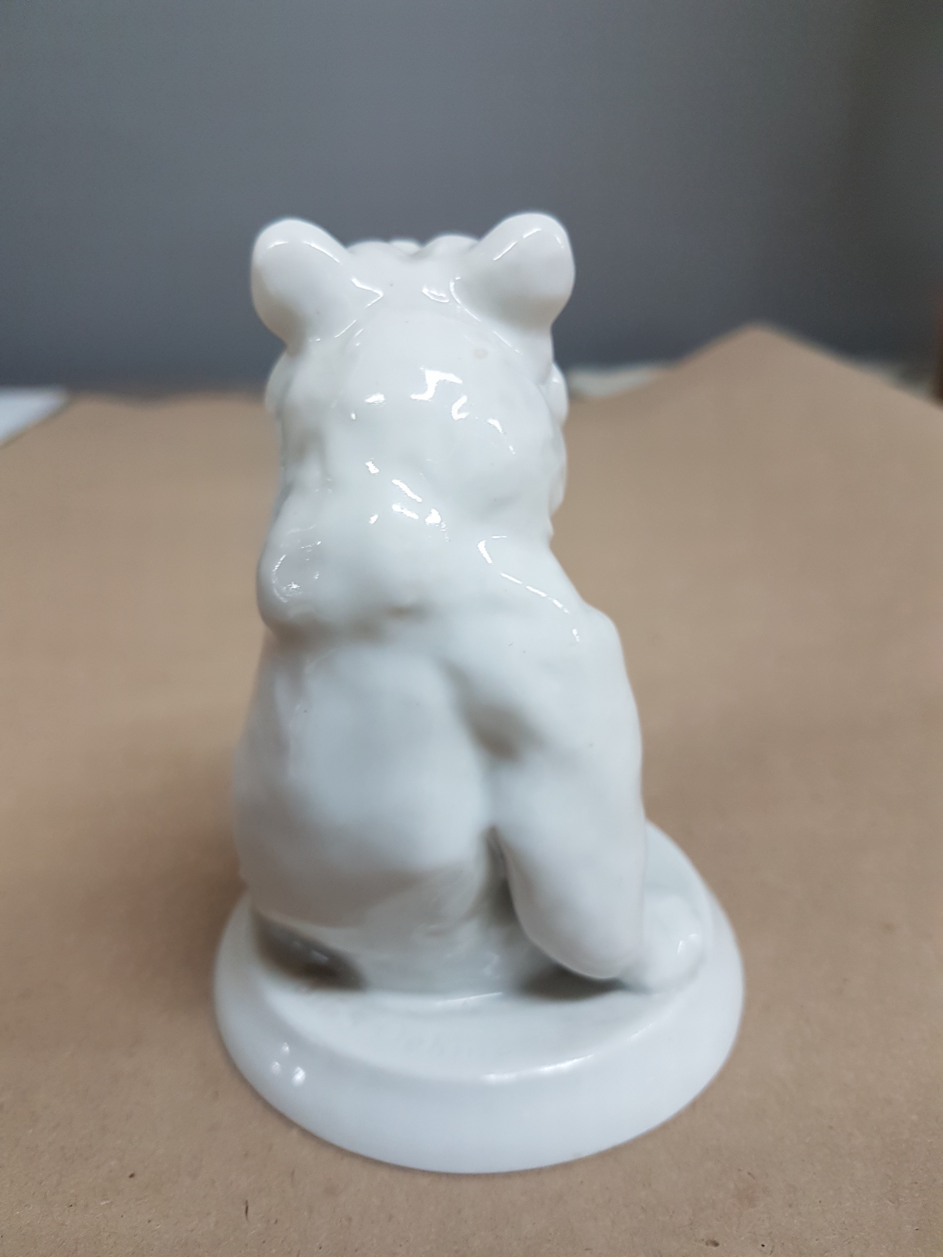 Detail c: Porzellanfigur, Meissen, 2. Hälfte, 20. Jh., Entwurf Erich Oehme, sitzender Eisbär, bemalt, H. ca. 10.5cm, Modellnr. S 205