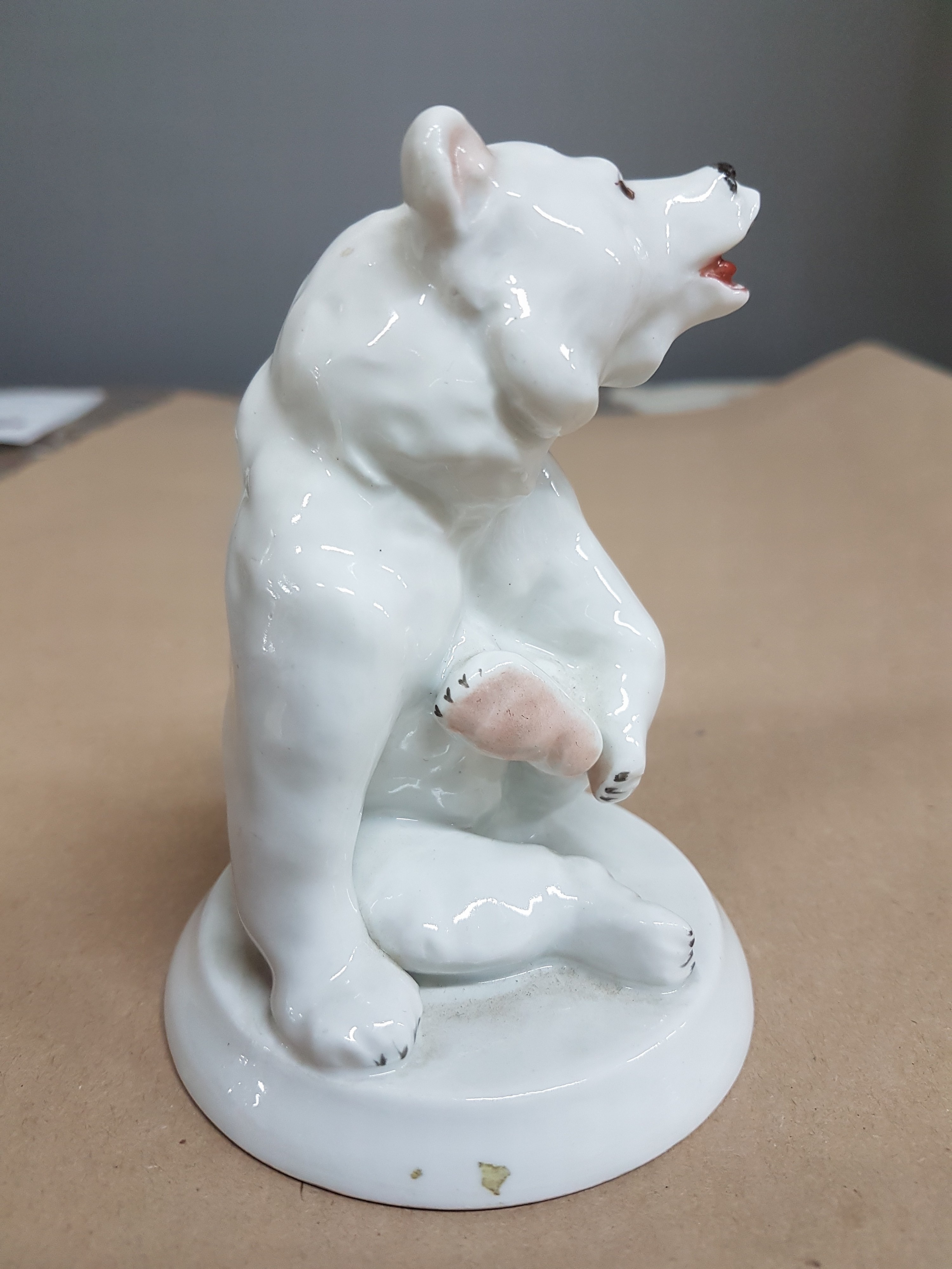 Detail d: Porzellanfigur, Meissen, 2. Hälfte, 20. Jh., Entwurf Erich Oehme, sitzender Eisbär, bemalt, H. ca. 10.5cm, Modellnr. S 205