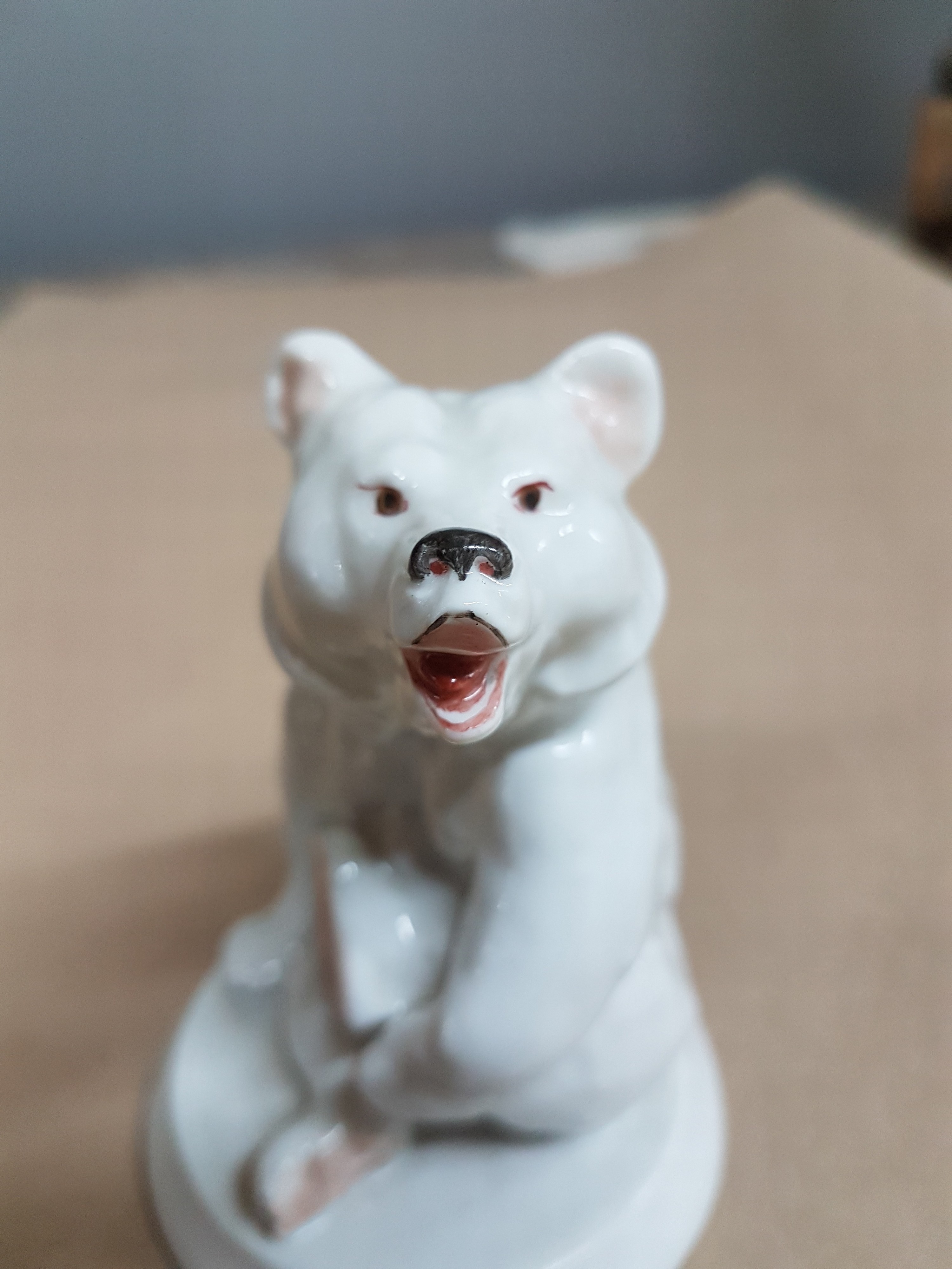 Detail e: Porzellanfigur, Meissen, 2. Hälfte, 20. Jh., Entwurf Erich Oehme, sitzender Eisbär, bemalt, H. ca. 10.5cm, Modellnr. S 205