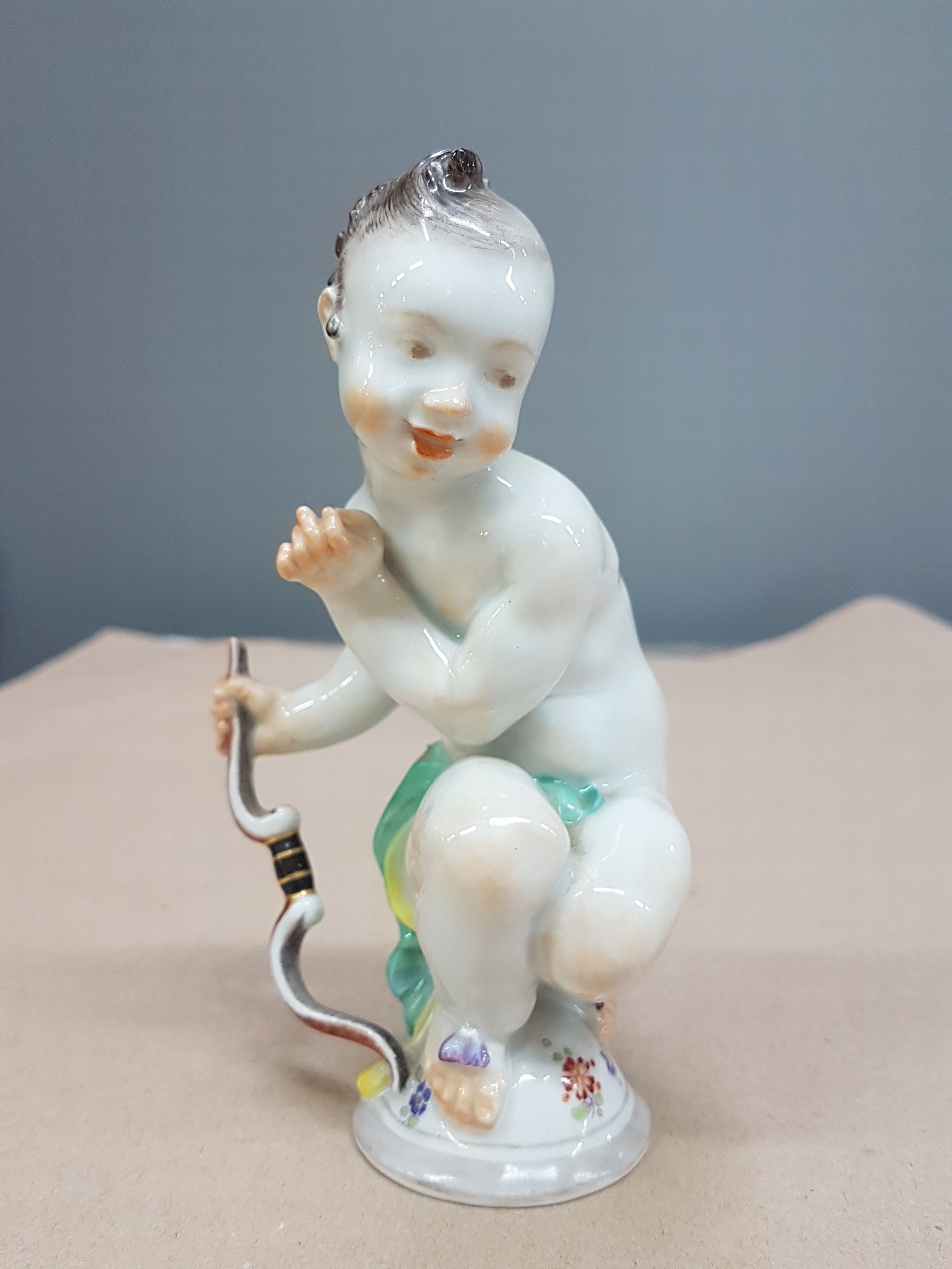 Detail a: Porzellanfigur, Meissen, Entwurf Paul Scheurich, 2. Hälfte 20. Jh., Amor mit Bogen, l. best., bemalt, H. ca. 14.5 cm Modellnr. A 1013