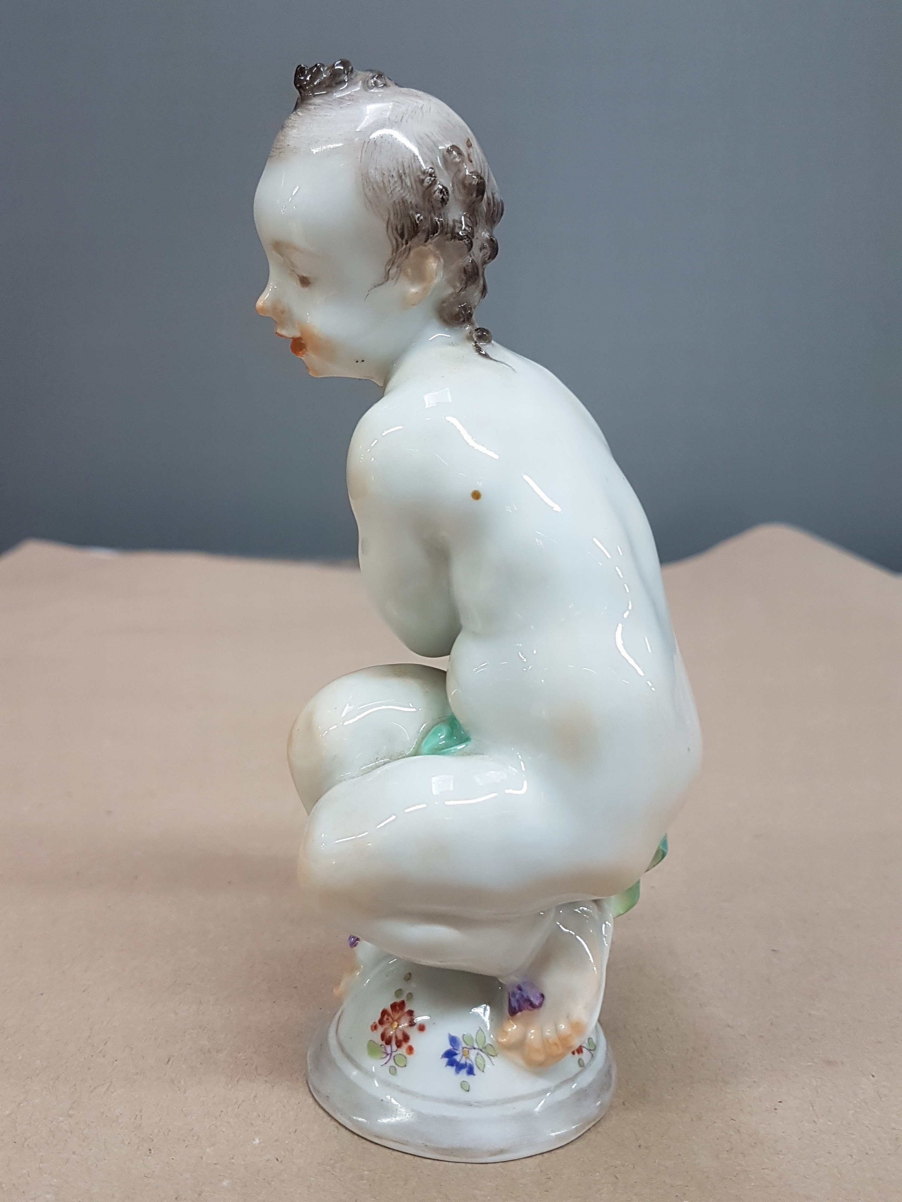 Detail b: Porzellanfigur, Meissen, Entwurf Paul Scheurich, 2. Hälfte 20. Jh., Amor mit Bogen, l. best., bemalt, H. ca. 14.5 cm Modellnr. A 1013