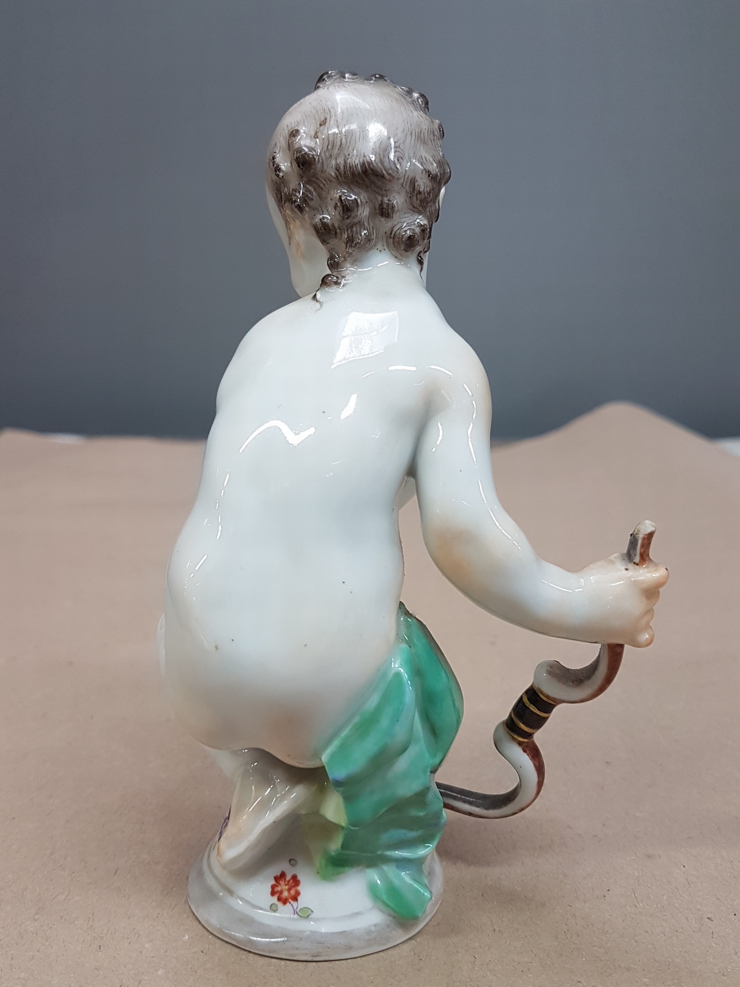 Detail c: Porzellanfigur, Meissen, Entwurf Paul Scheurich, 2. Hälfte 20. Jh., Amor mit Bogen, l. best., bemalt, H. ca. 14.5 cm Modellnr. A 1013