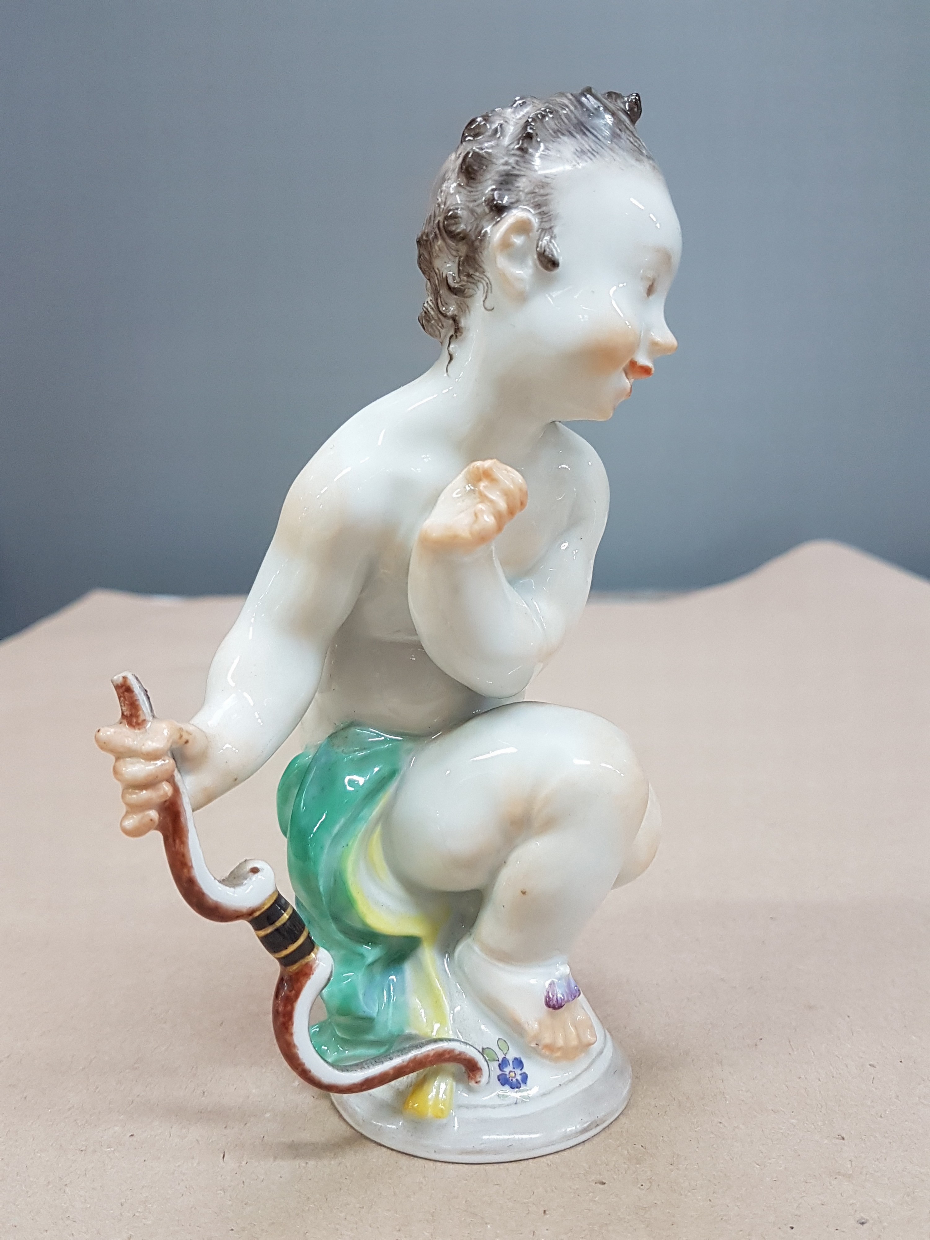 Detail d: Porzellanfigur, Meissen, Entwurf Paul Scheurich, 2. Hälfte 20. Jh., Amor mit Bogen, l. best., bemalt, H. ca. 14.5 cm Modellnr. A 1013