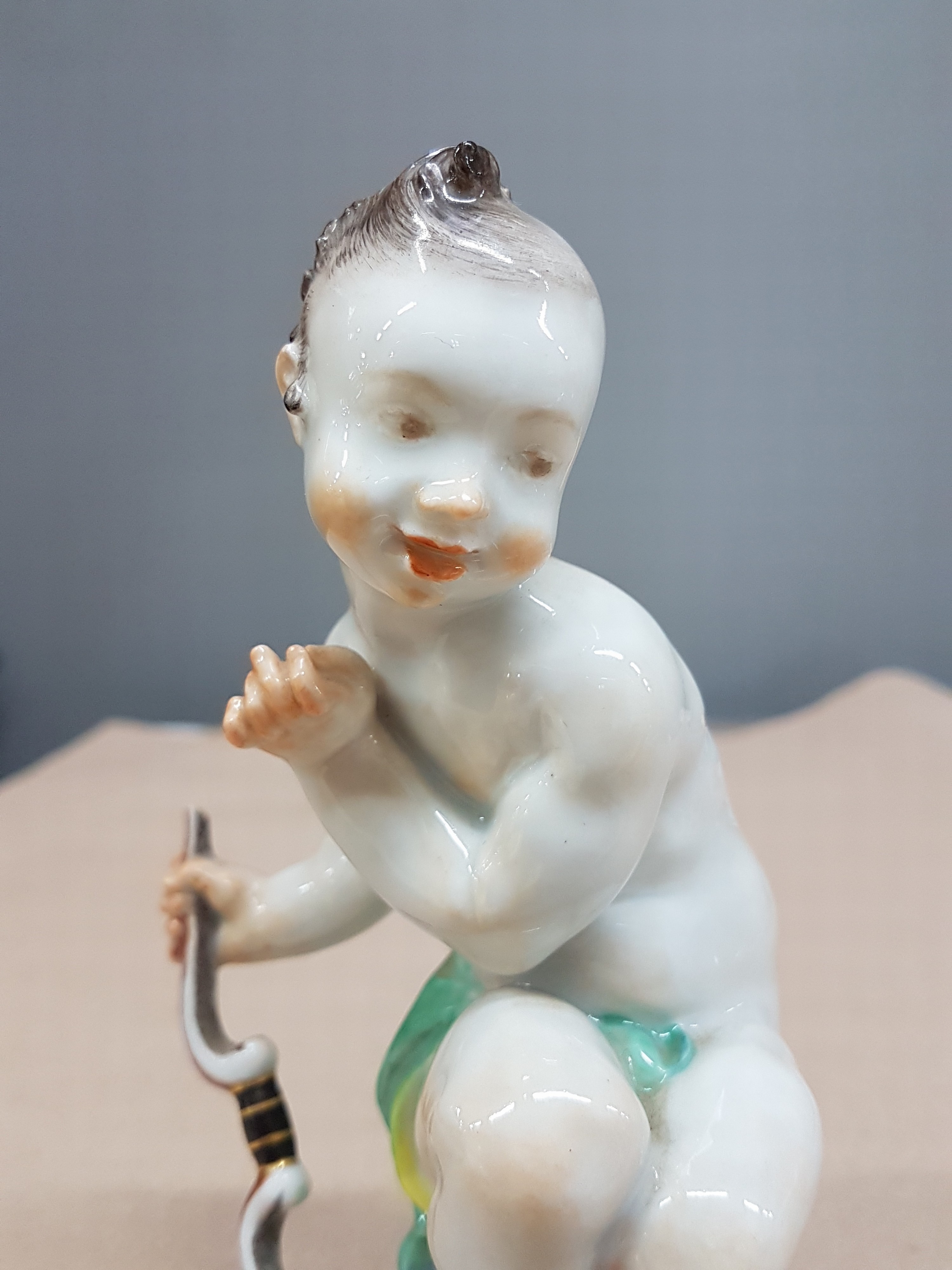 Detail e: Porzellanfigur, Meissen, Entwurf Paul Scheurich, 2. Hälfte 20. Jh., Amor mit Bogen, l. best., bemalt, H. ca. 14.5 cm Modellnr. A 1013