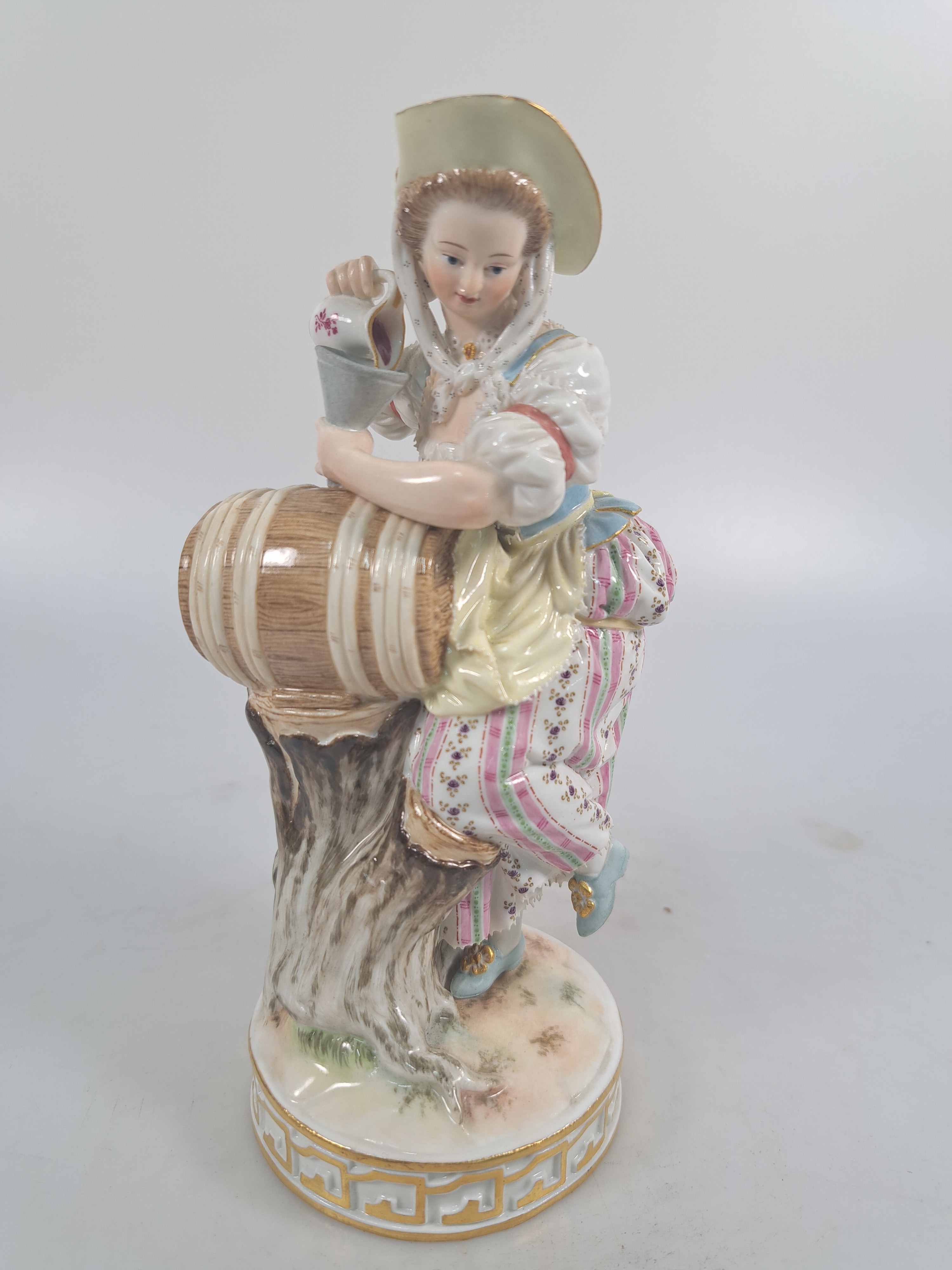 Detail a: Porzellanfigur, Meissen, um 1880/90, Entwurf Michel Victor Acier, Winzerin mit Weinfass, Modellnr. F 80, polychrom bemalt, Goldstaffage, min. an den ...