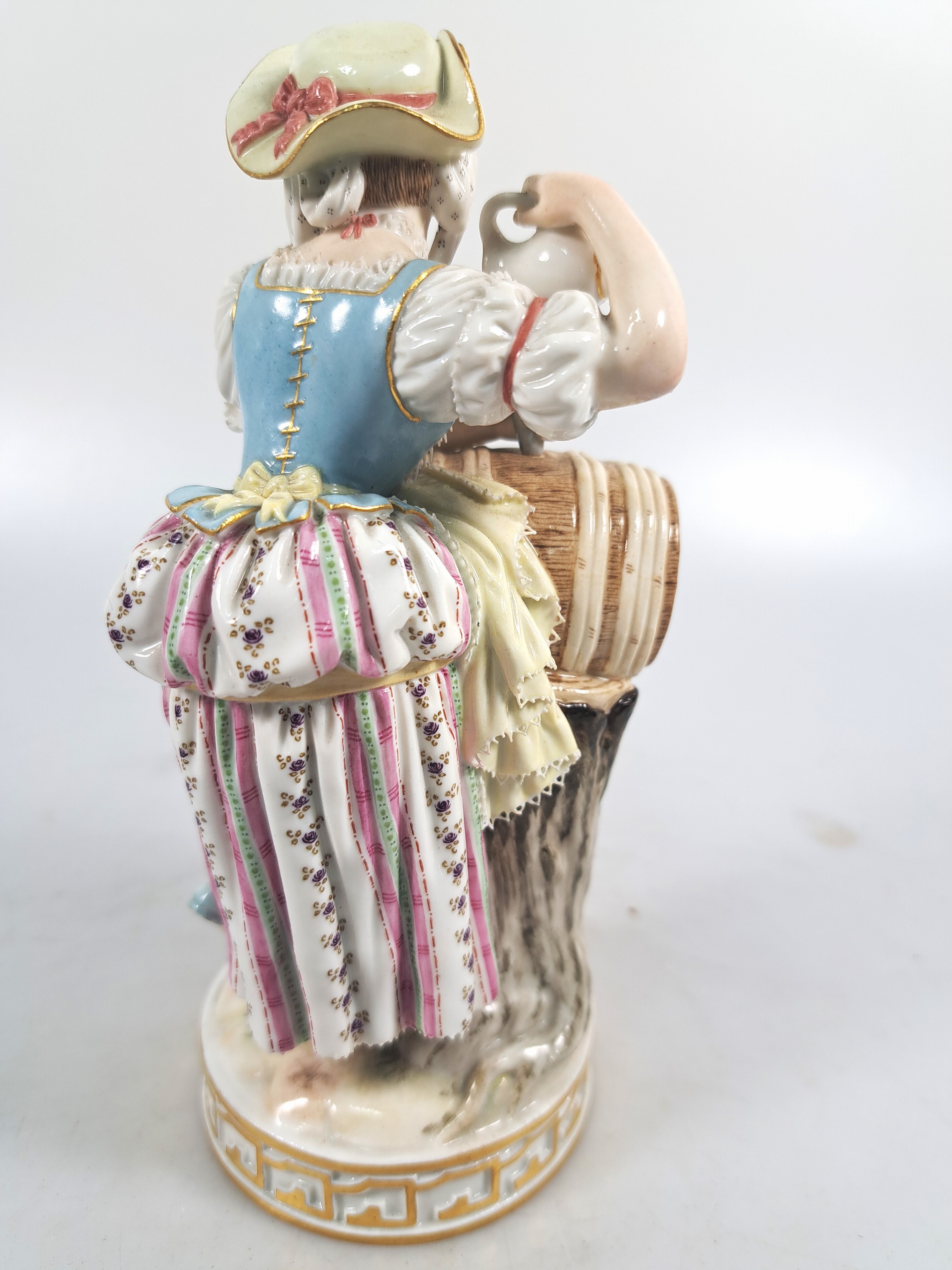 Detail d: Porzellanfigur, Meissen, um 1880/90, Entwurf Michel Victor Acier, Winzerin mit Weinfass, Modellnr. F 80, polychrom bemalt, Goldstaffage, min. an den ...