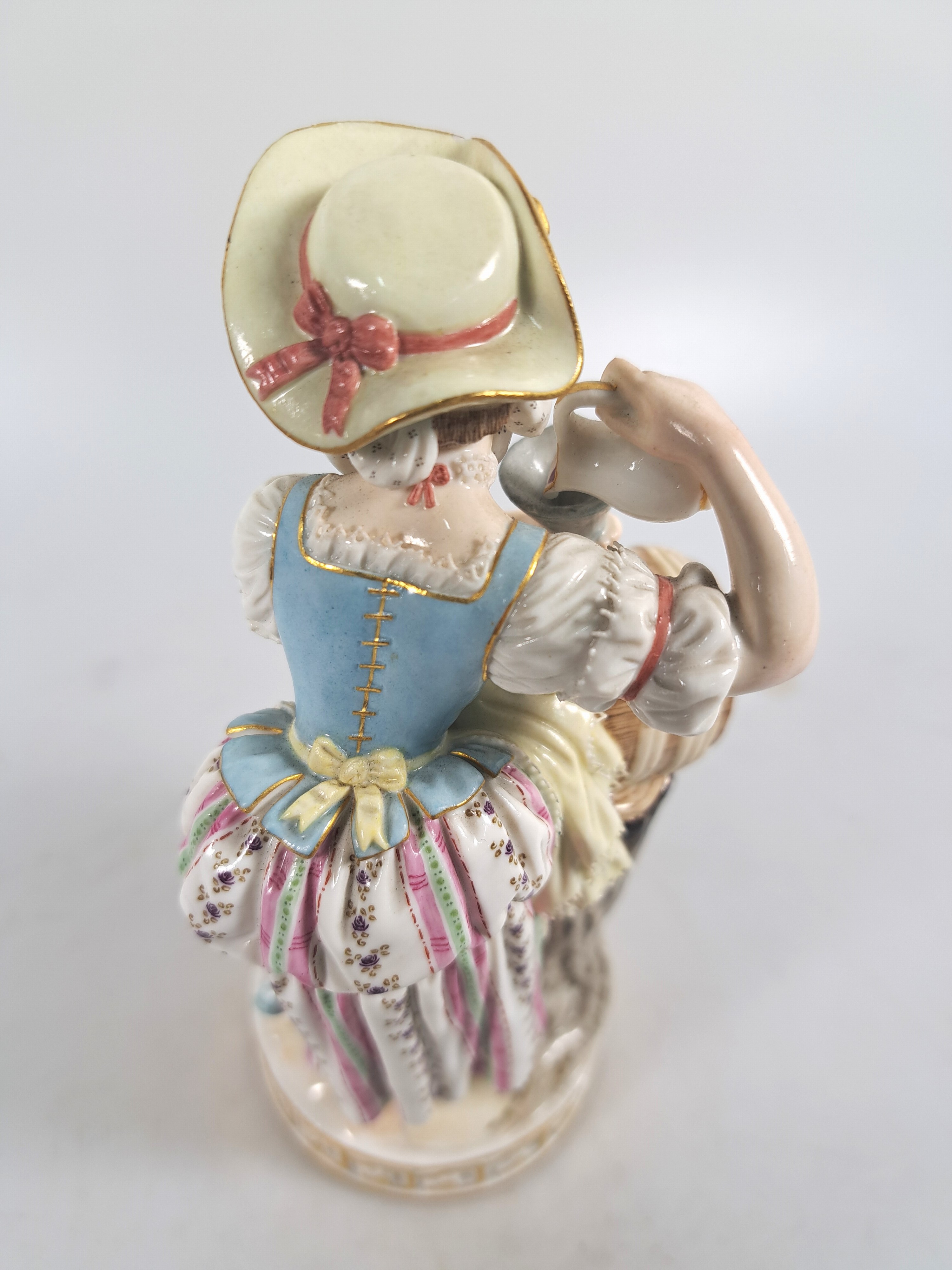 Detail e: Porzellanfigur, Meissen, um 1880/90, Entwurf Michel Victor Acier, Winzerin mit Weinfass, Modellnr. F 80, polychrom bemalt, Goldstaffage, min. an den ...