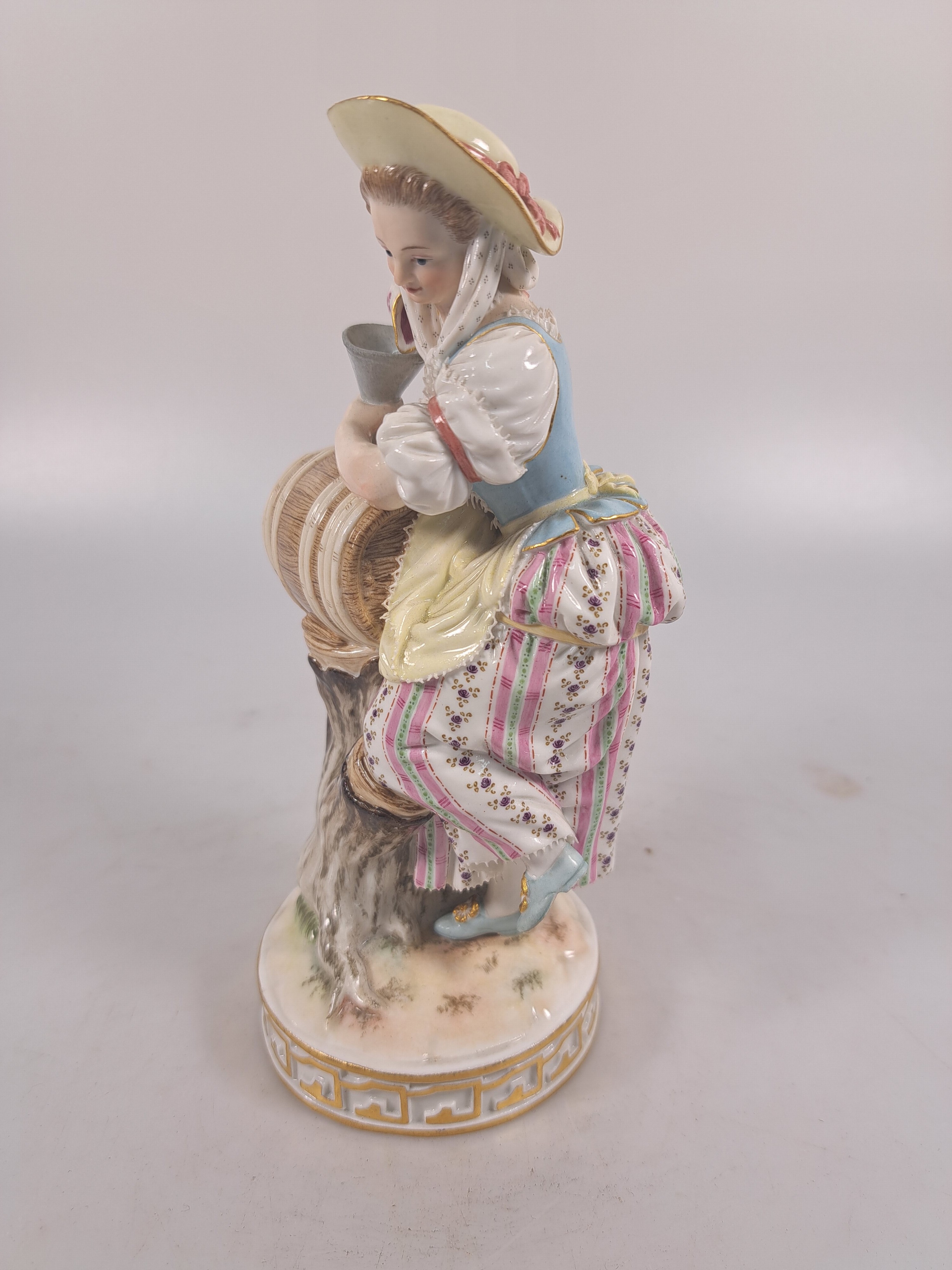 Detail g: Porzellanfigur, Meissen, um 1880/90, Entwurf Michel Victor Acier, Winzerin mit Weinfass, Modellnr. F 80, polychrom bemalt, Goldstaffage, min. an den ...