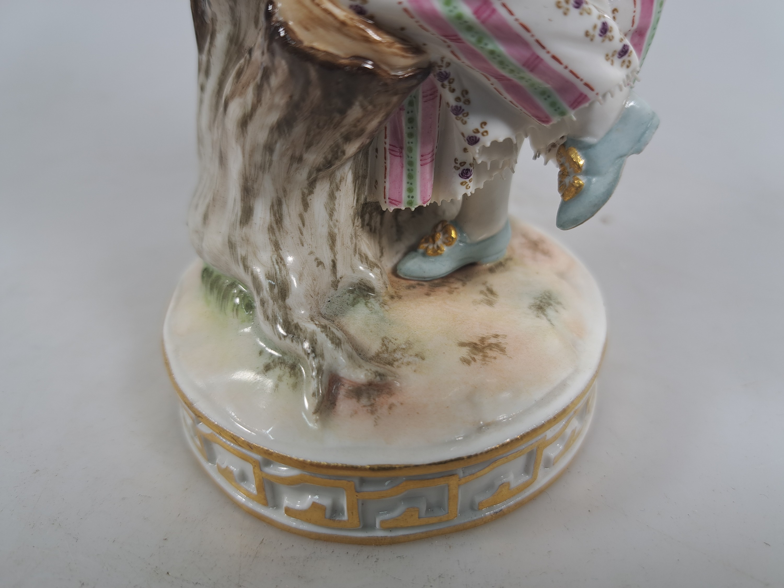 Detail h: Porzellanfigur, Meissen, um 1880/90, Entwurf Michel Victor Acier, Winzerin mit Weinfass, Modellnr. F 80, polychrom bemalt, Goldstaffage, min. an den ...