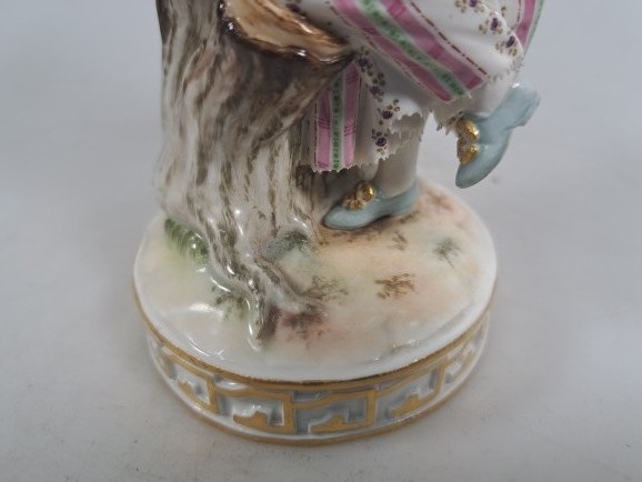 Detail i: Porzellanfigur, Meissen, um 1880/90, Entwurf Michel Victor Acier, Winzerin mit Weinfass, Modellnr. F 80, polychrom bemalt, Goldstaffage, min. an den ...