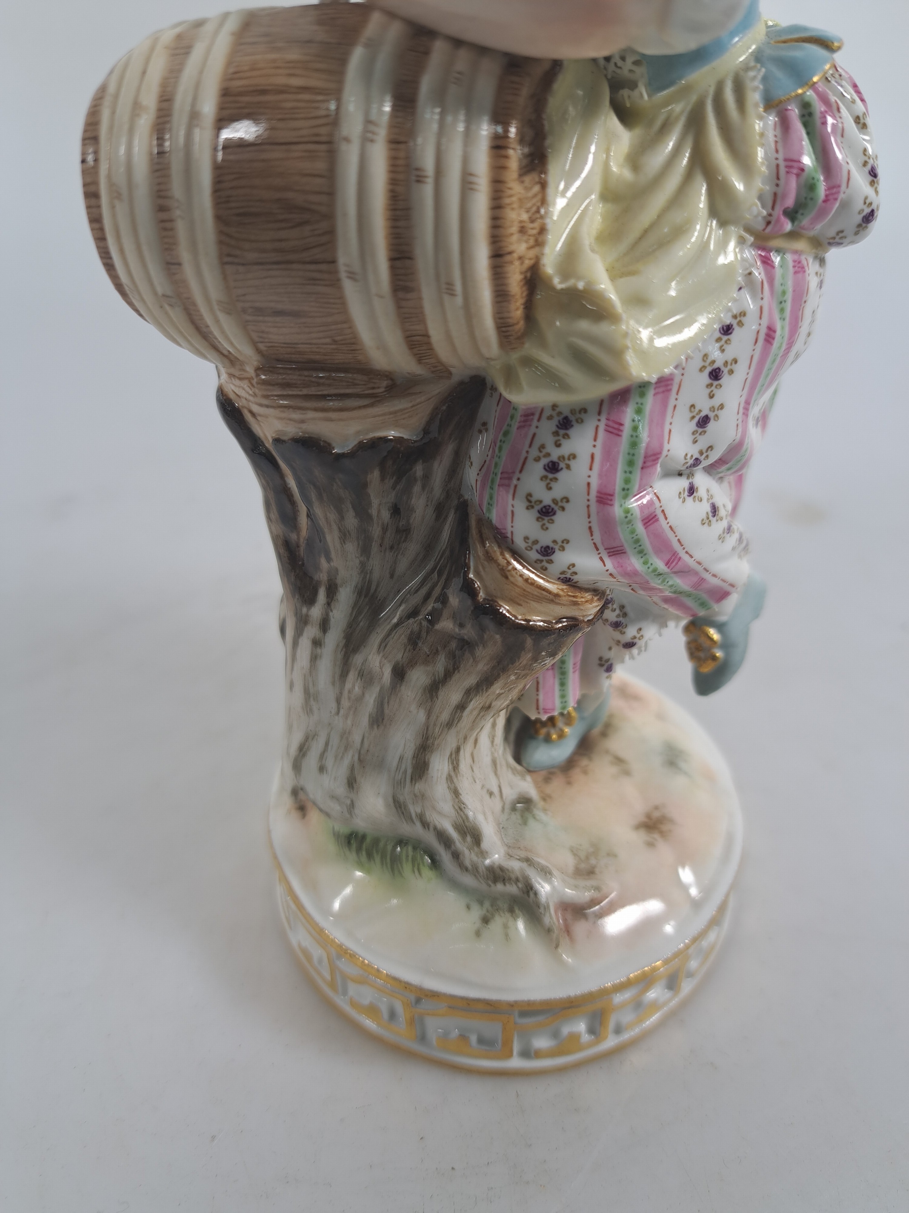Detail j: Porzellanfigur, Meissen, um 1880/90, Entwurf Michel Victor Acier, Winzerin mit Weinfass, Modellnr. F 80, polychrom bemalt, Goldstaffage, min. an den ...