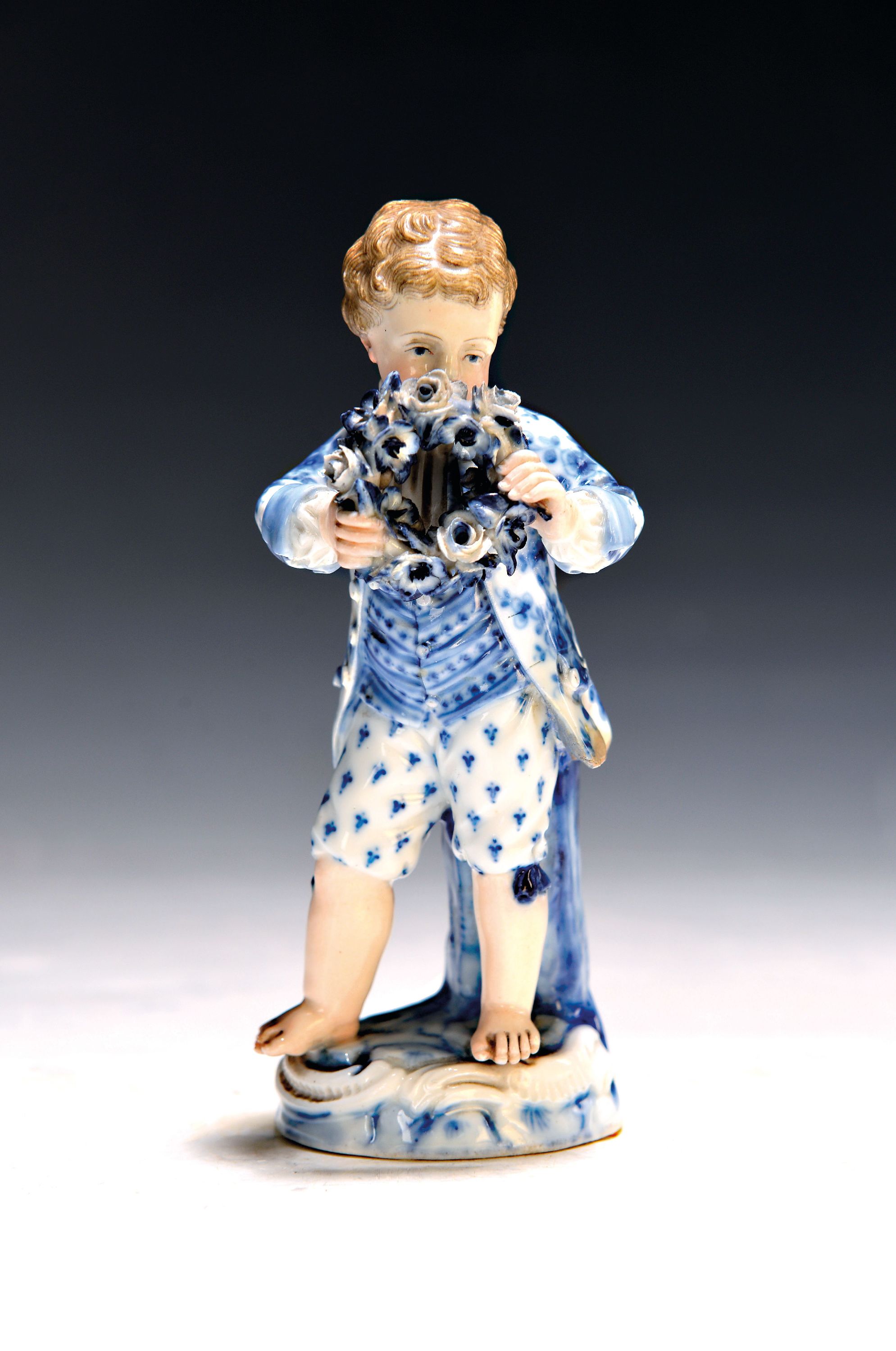 Image 27067781 - Porzellanfigur, Meissen, um 1850-1924, kleiner Gärtnerknabe mit Blumenkranz, ...