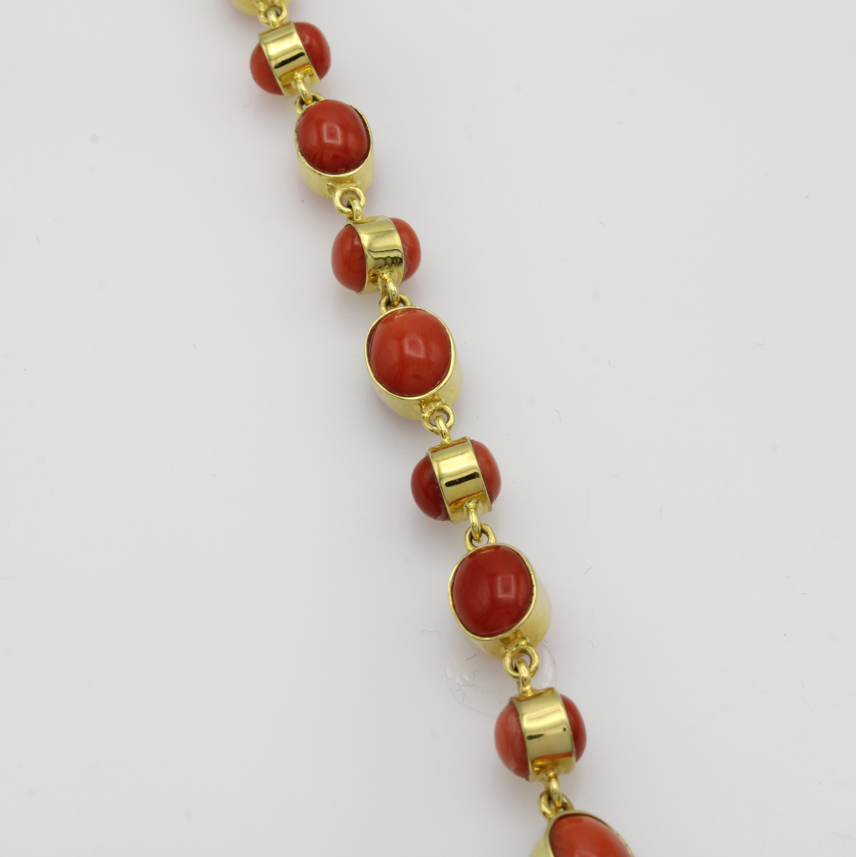 Image 27067785 - Armband mit Korallen, GG 585/000, runde u. ovale Korallen zus. ca. 27.8 ct, ...