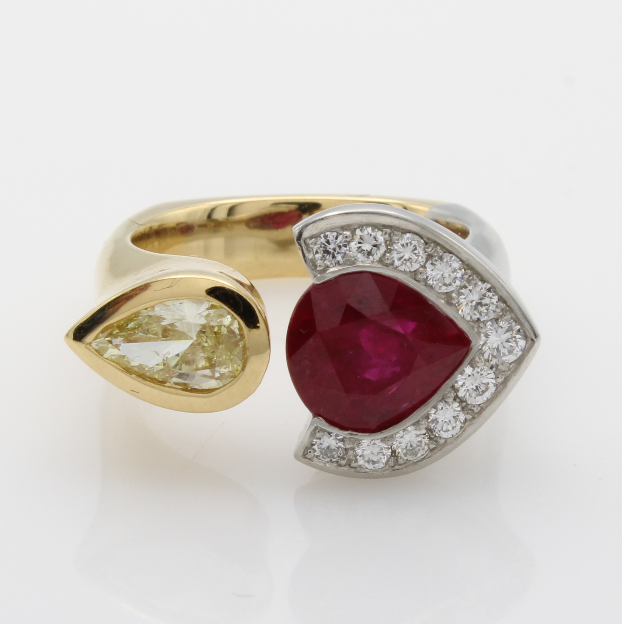Image 27067788 - Ring mit Rubin, Diamant und Brillanten, GG/ WG 750/000, Rubintropfen ca. 4.12 ct, ...