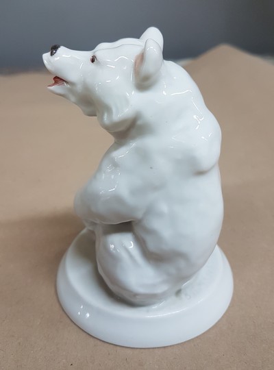 27067773b - Porzellanfigur, Meissen, 2. Hälfte, 20. Jh., Entwurf Erich Oehme, sitzender Eisbär, ...