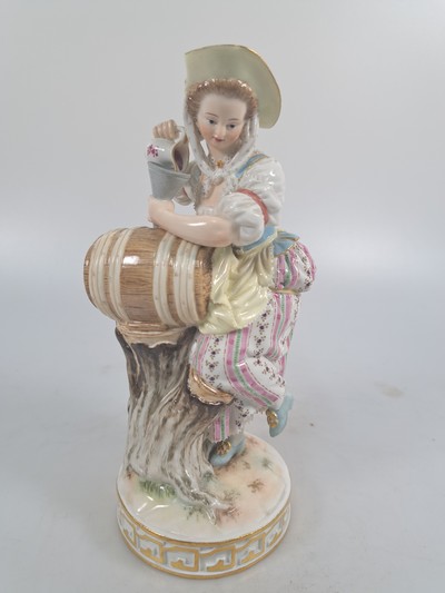 27067776a - Porzellanfigur, Meissen, um 1880/90, Entwurf Michel Victor Acier, Winzerin mit Weinfass, ...
