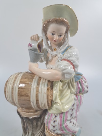 27067776b - Porzellanfigur, Meissen, um 1880/90, Entwurf Michel Victor Acier, Winzerin mit Weinfass, ...