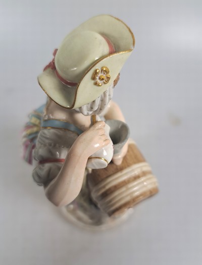 27067776f - Porzellanfigur, Meissen, um 1880/90, Entwurf Michel Victor Acier, Winzerin mit Weinfass, ...