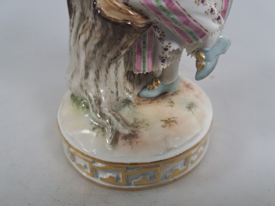 27067776h - Porzellanfigur, Meissen, um 1880/90, Entwurf Michel Victor Acier, Winzerin mit Weinfass, ...