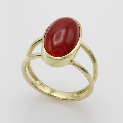 27067777a - Ring mit Koralle, GG 585/000, ovale Koralle ca. 3.9 ct, 2-rhg. Schiene, RW ca. 56, ...