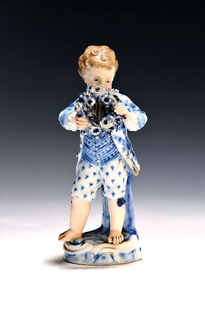 Image Porzellanfigur, Meissen, um 1850-1924, kleiner Gärtnerknabe mit Blumenkranz, ...