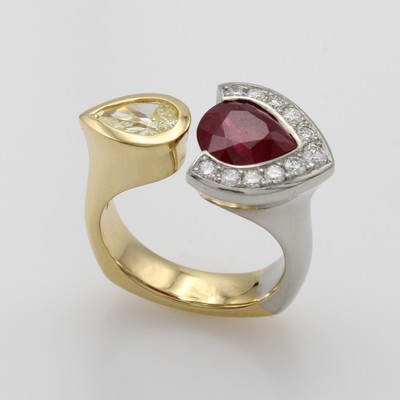 27067788a - Ring mit Rubin, Diamant und Brillanten, GG/ WG 750/000, Rubintropfen ca. 4.12 ct, ...