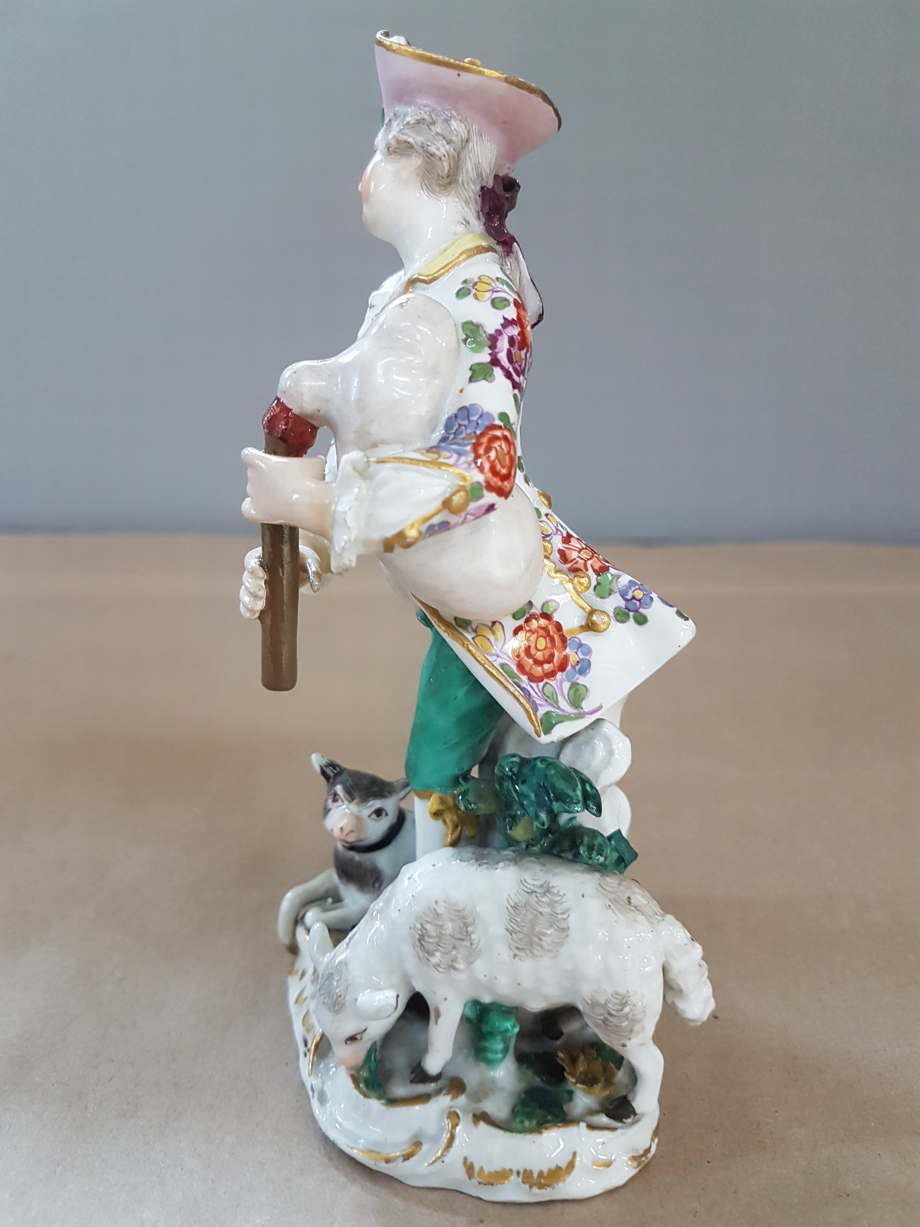 Detail b: Porzellangruppe, Meissen, um 1750/90 Schäfer mit Dudelsack, Entwurf Johann Joachim Kaendler, Schäfer mit Hund und Schaf, polychrom bemalt, ...