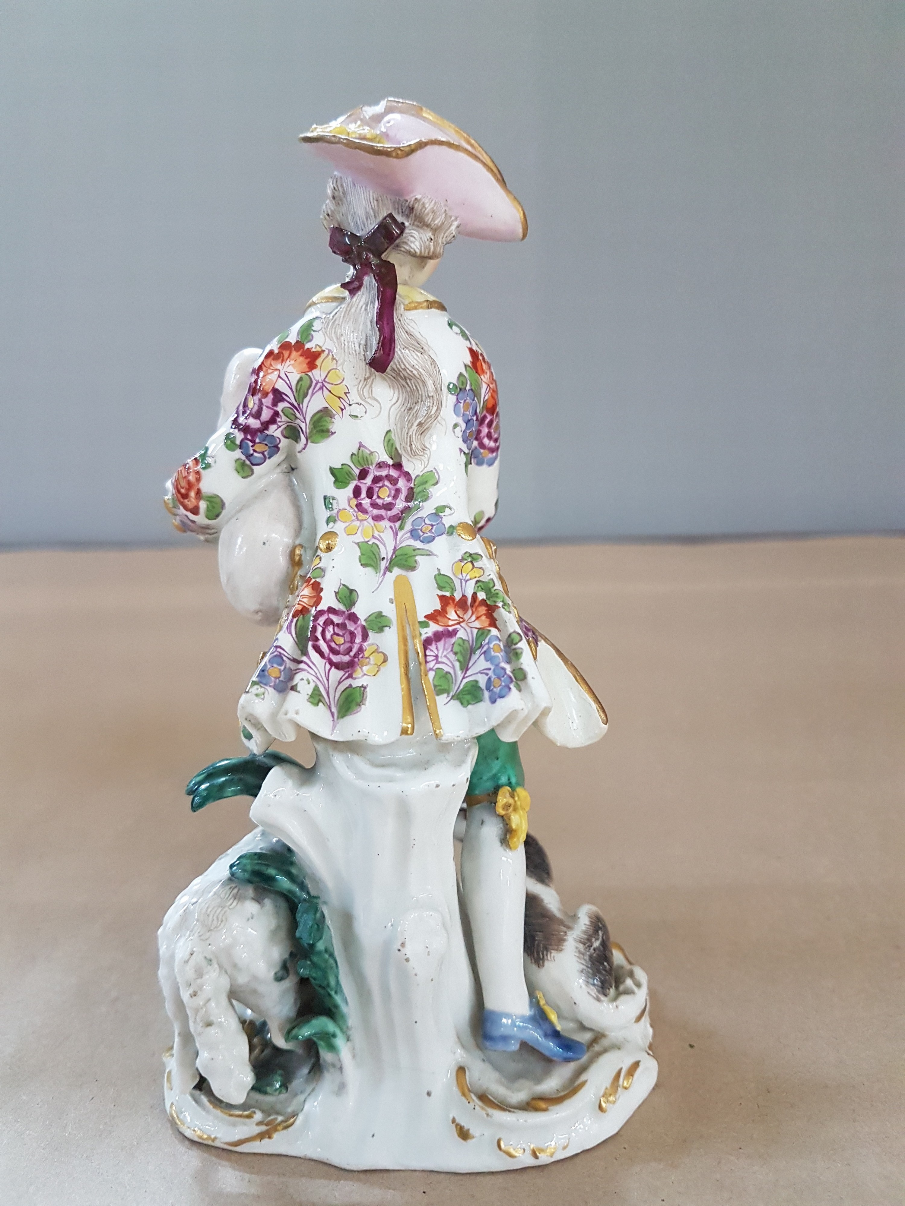 Detail c: Porzellangruppe, Meissen, um 1750/90 Schäfer mit Dudelsack, Entwurf Johann Joachim Kaendler, Schäfer mit Hund und Schaf, polychrom bemalt, ...