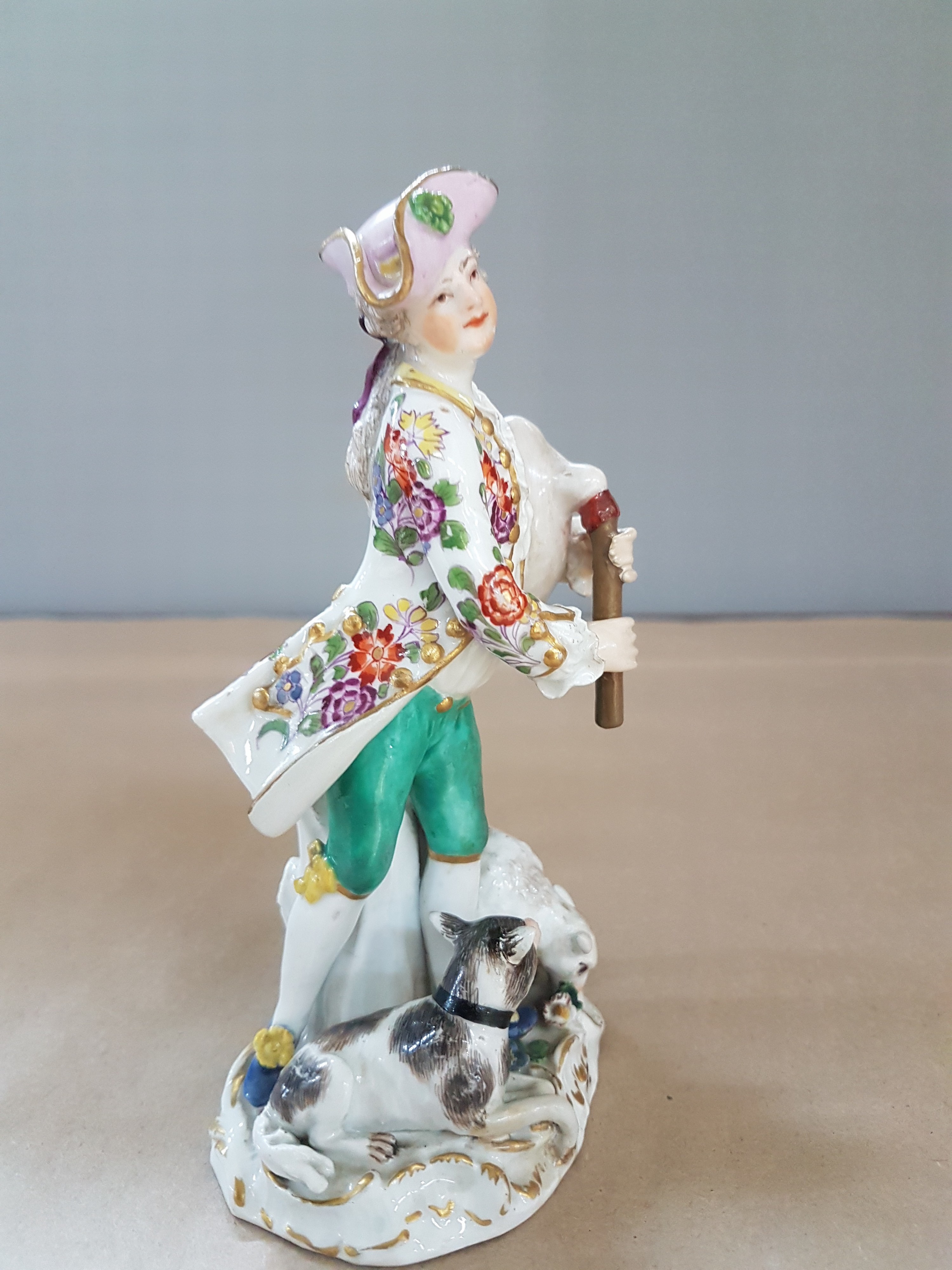 Detail d: Porzellangruppe, Meissen, um 1750/90 Schäfer mit Dudelsack, Entwurf Johann Joachim Kaendler, Schäfer mit Hund und Schaf, polychrom bemalt, ...