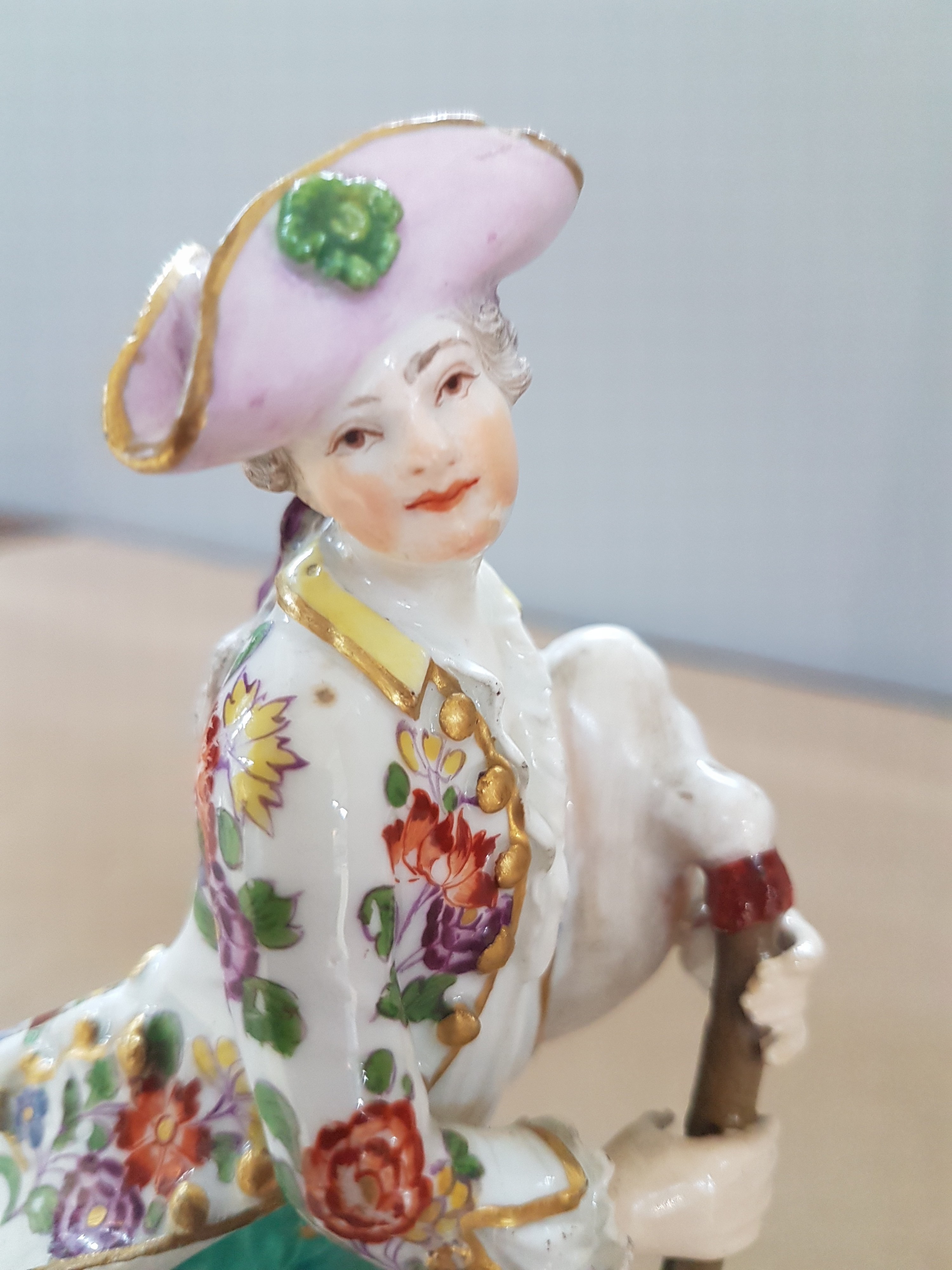 Detail e: Porzellangruppe, Meissen, um 1750/90 Schäfer mit Dudelsack, Entwurf Johann Joachim Kaendler, Schäfer mit Hund und Schaf, polychrom bemalt, ...
