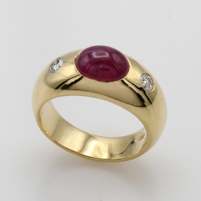 27067815a - Bandring mit Rubin und Brillanten, GG 750/ 000, ovaler Rubincabochon ca. 3.23 ct, 2 ...