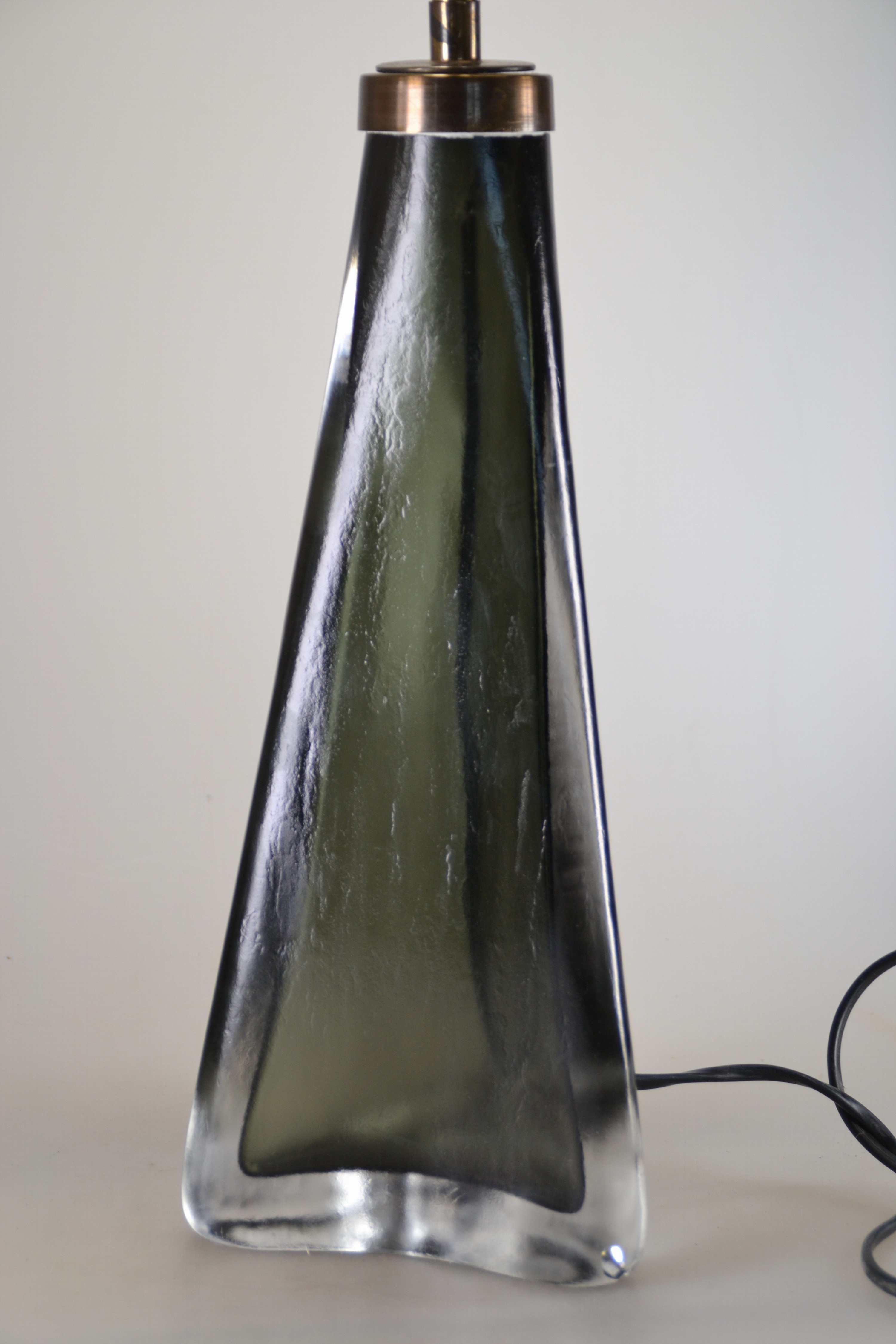 Detail a: Lampenfuß, Orrefors Glasbruk, Schweden, 2. Hälfte 20.Jh., Entw. wohl Carl Fagerlund, Glas, dunkelblaues Glas mit Klarglasüberfang, am Boden ...