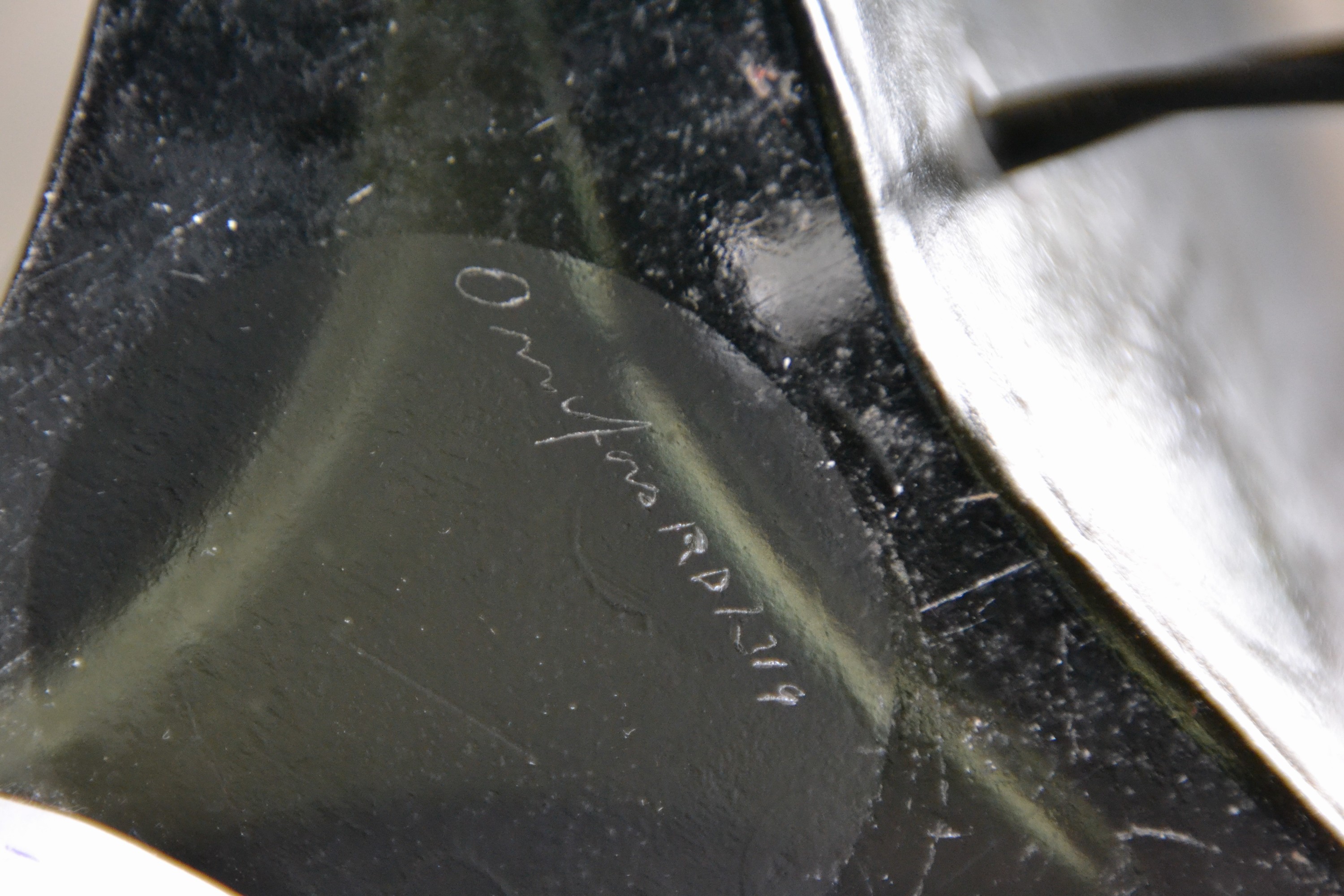 Detail b: Lampenfuß, Orrefors Glasbruk, Schweden, 2. Hälfte 20.Jh., Entw. wohl Carl Fagerlund, Glas, dunkelblaues Glas mit Klarglasüberfang, am Boden ...