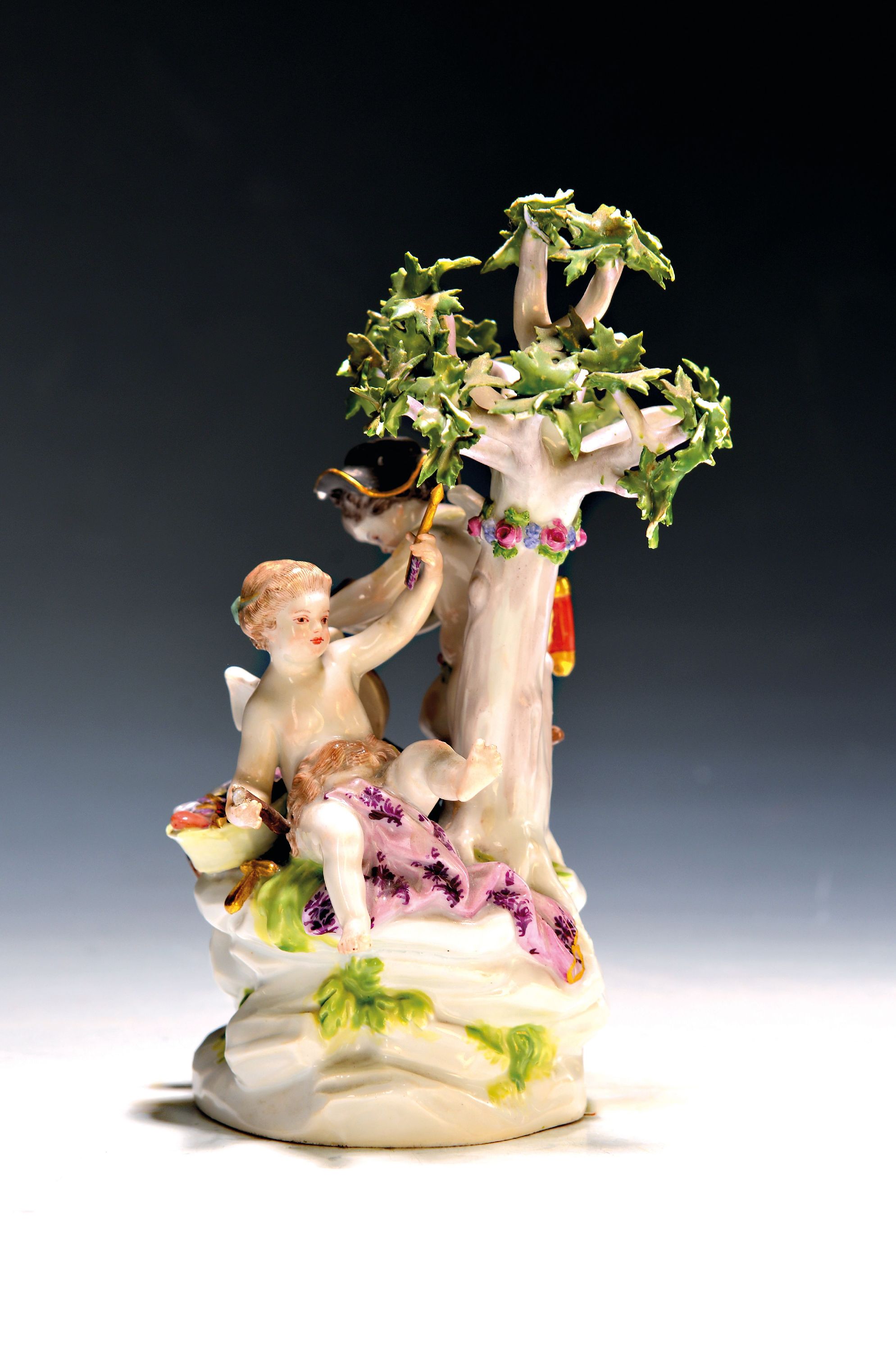 Detail a: Porzellangruppe, Meissen, 1850-1924, Amoretten am Schleifstein, polychrom bemalt, bestoßen, H. ca. 20.5 cm, Modellnr. E 26