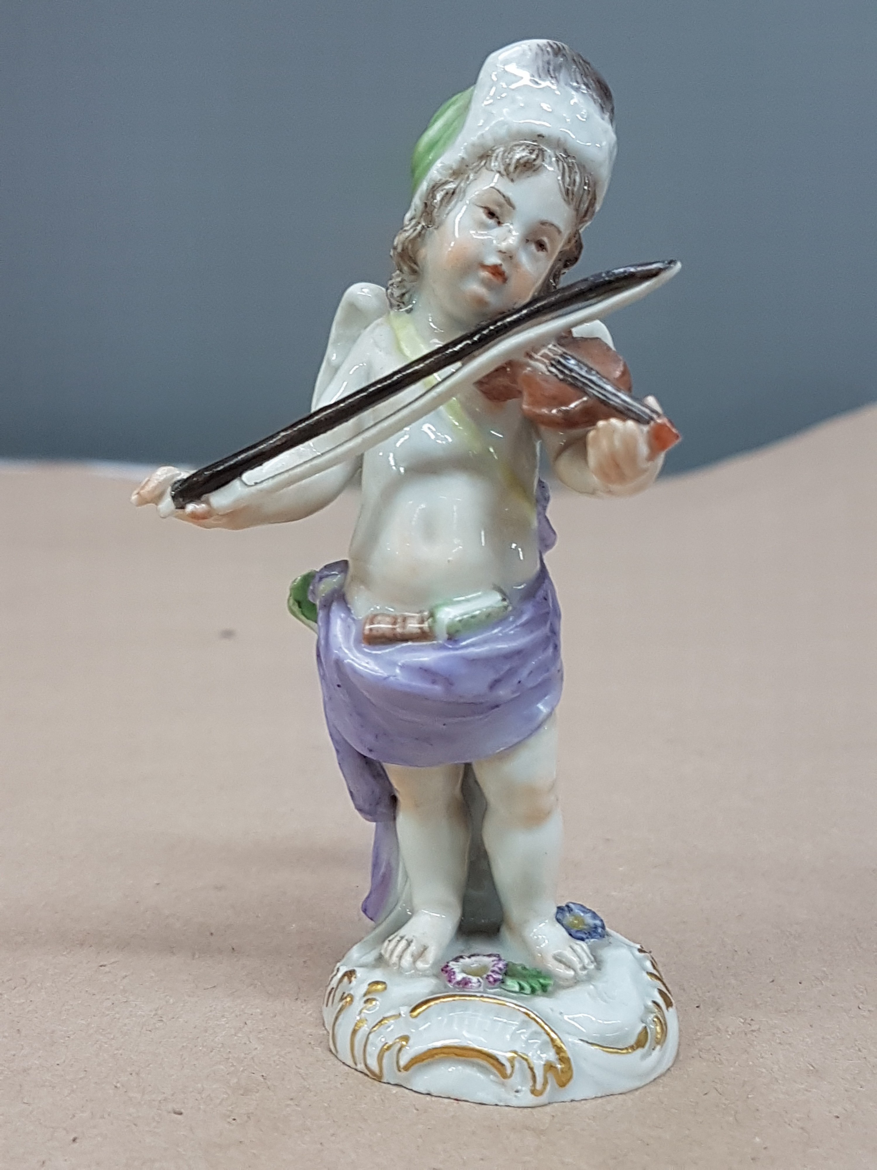 Detail a: Porzellanfigur, Meissen, um 1924-33, verkleidete Amorette mit Violine, Entwurf Michel Victor Acier, l. best., polychrom bemalt, Goldstaffage, H. ca. ...