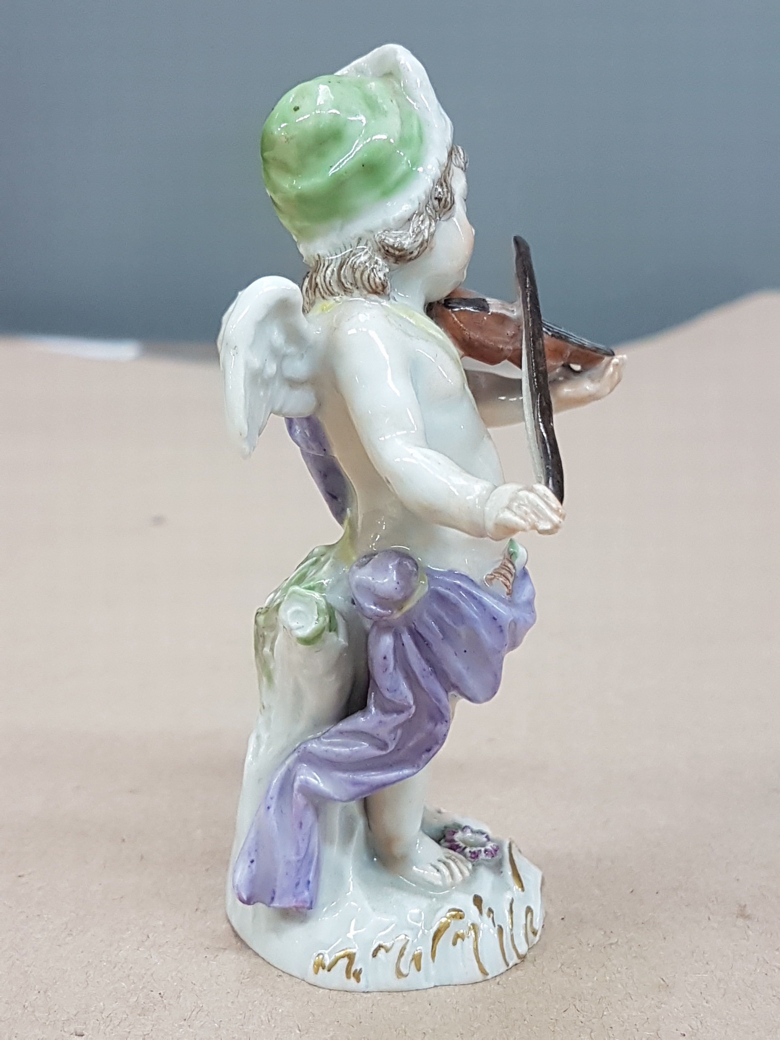 Detail b: Porzellanfigur, Meissen, um 1924-33, verkleidete Amorette mit Violine, Entwurf Michel Victor Acier, l. best., polychrom bemalt, Goldstaffage, H. ca. ...
