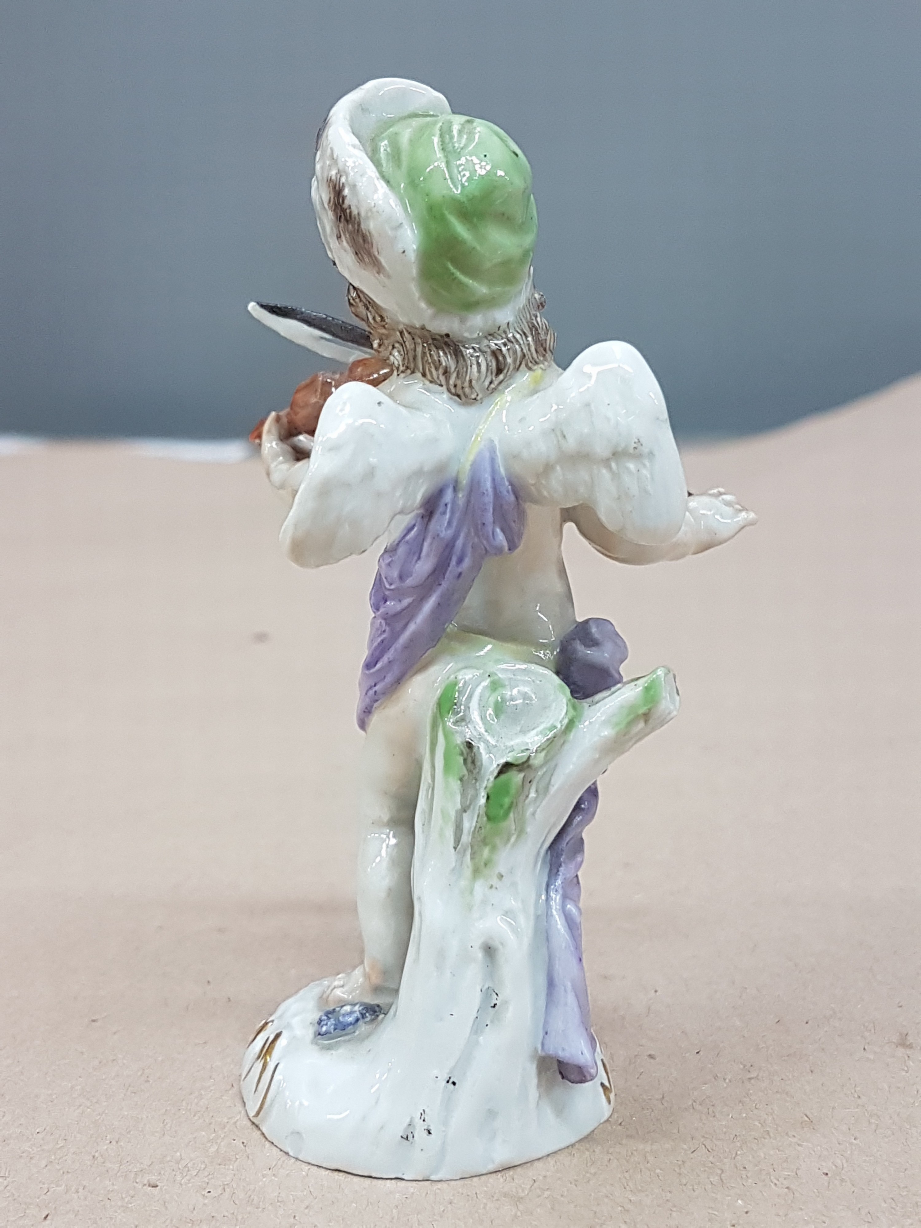 Detail c: Porzellanfigur, Meissen, um 1924-33, verkleidete Amorette mit Violine, Entwurf Michel Victor Acier, l. best., polychrom bemalt, Goldstaffage, H. ca. ...