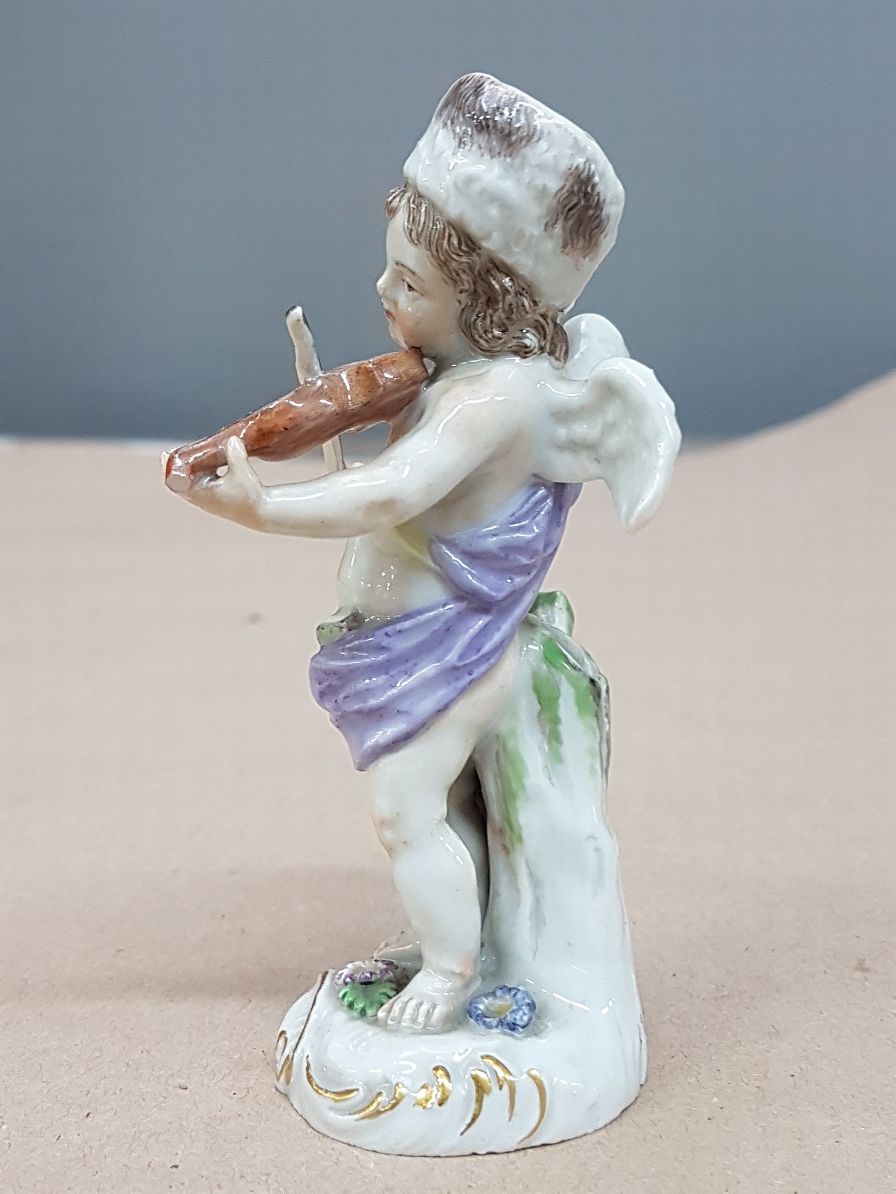 Detail d: Porzellanfigur, Meissen, um 1924-33, verkleidete Amorette mit Violine, Entwurf Michel Victor Acier, l. best., polychrom bemalt, Goldstaffage, H. ca. ...
