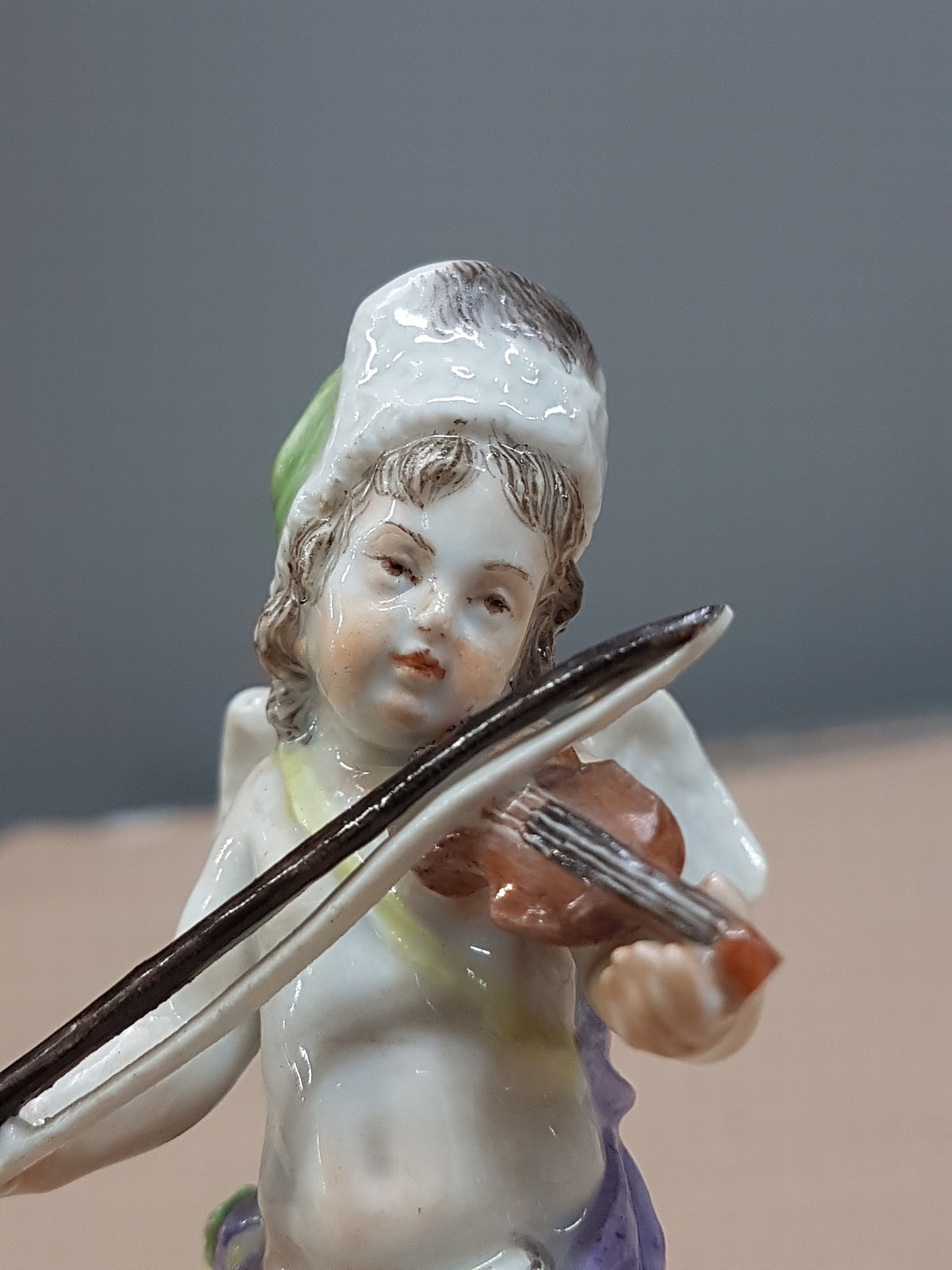 Detail e: Porzellanfigur, Meissen, um 1924-33, verkleidete Amorette mit Violine, Entwurf Michel Victor Acier, l. best., polychrom bemalt, Goldstaffage, H. ca. ...