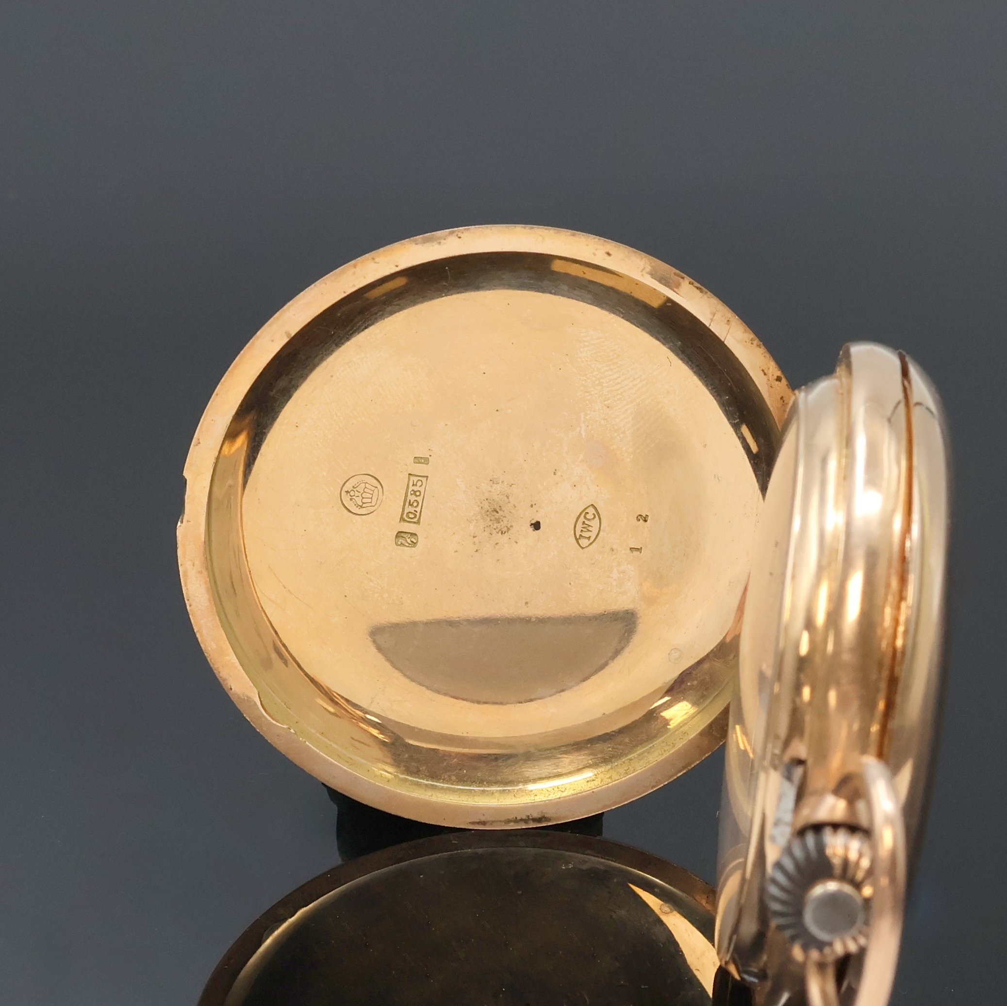 Detail a: IWC Herrensavonette in RG 585/000 mit Kaliber 53, Schweiz um 1898, guill. 3-Deckel Goldgeh. dell., Sprungdeckel m. Monogrammspiegel, Emailzifferbl. ...