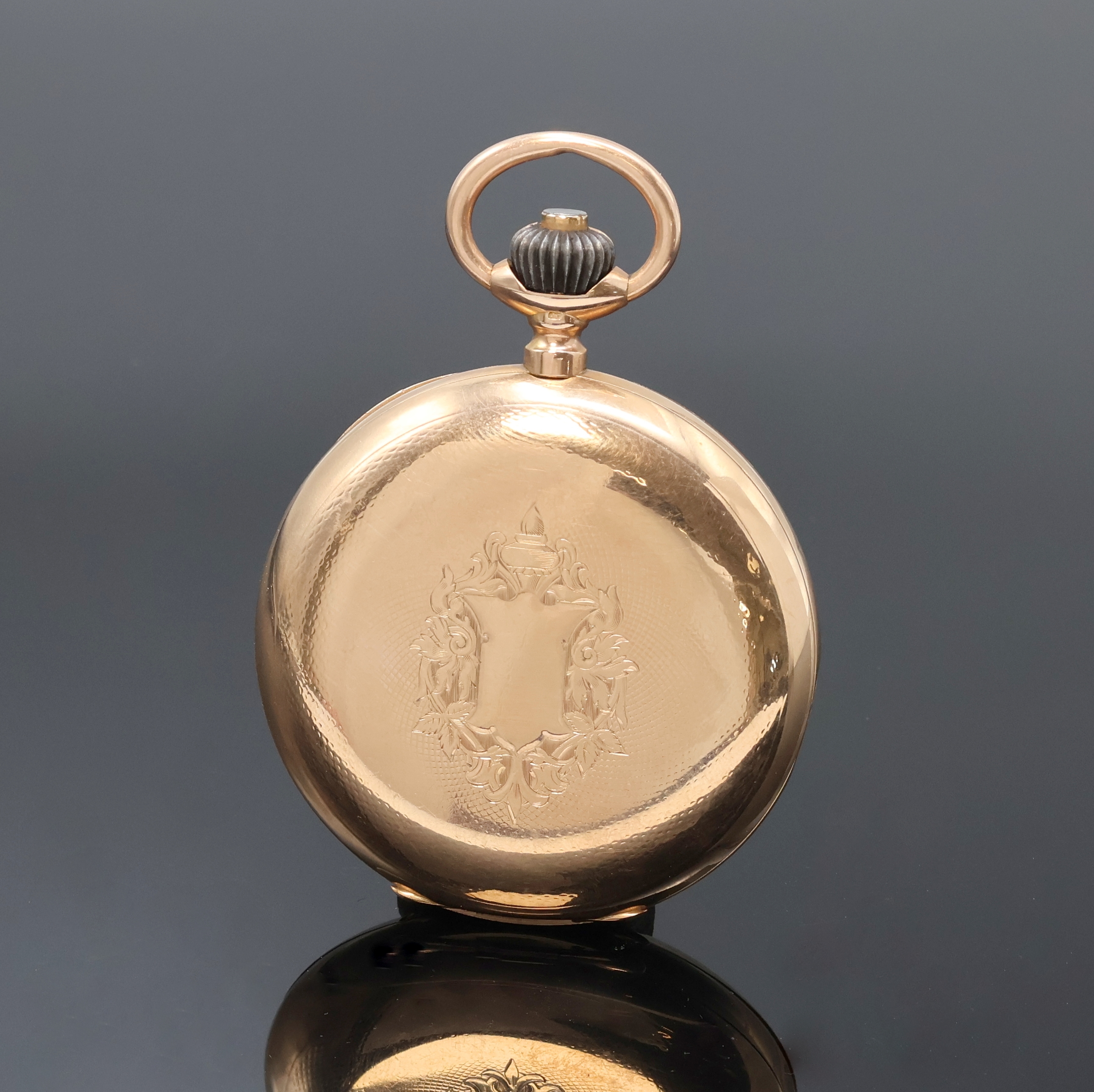 Detail b: IWC Herrensavonette in RG 585/000 mit Kaliber 53, Schweiz um 1898, guill. 3-Deckel Goldgeh. dell., Sprungdeckel m. Monogrammspiegel, Emailzifferbl. ...