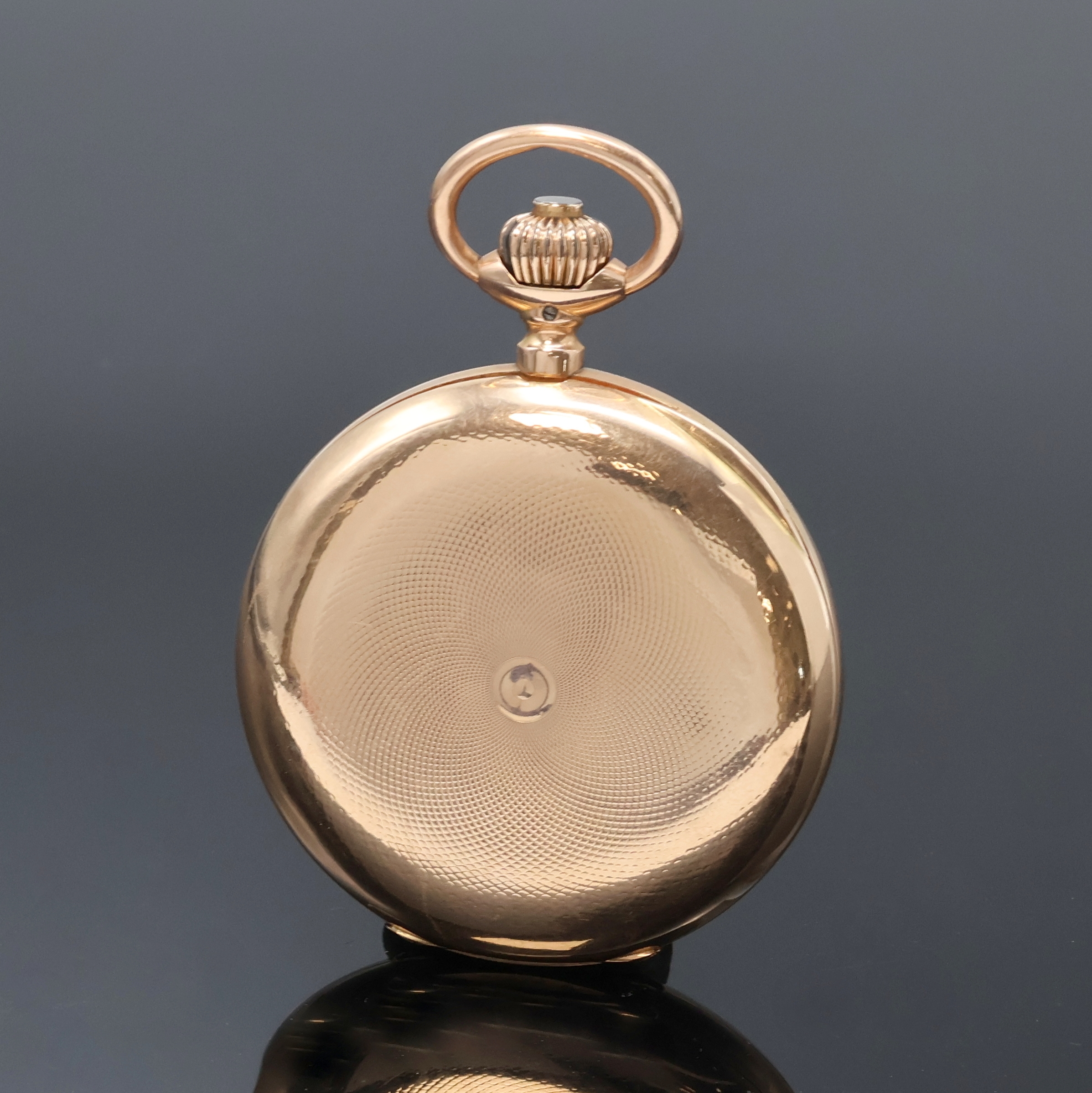 Detail c: IWC Herrensavonette in RG 585/000 mit Kaliber 53, Schweiz um 1898, guill. 3-Deckel Goldgeh. dell., Sprungdeckel m. Monogrammspiegel, Emailzifferbl. ...