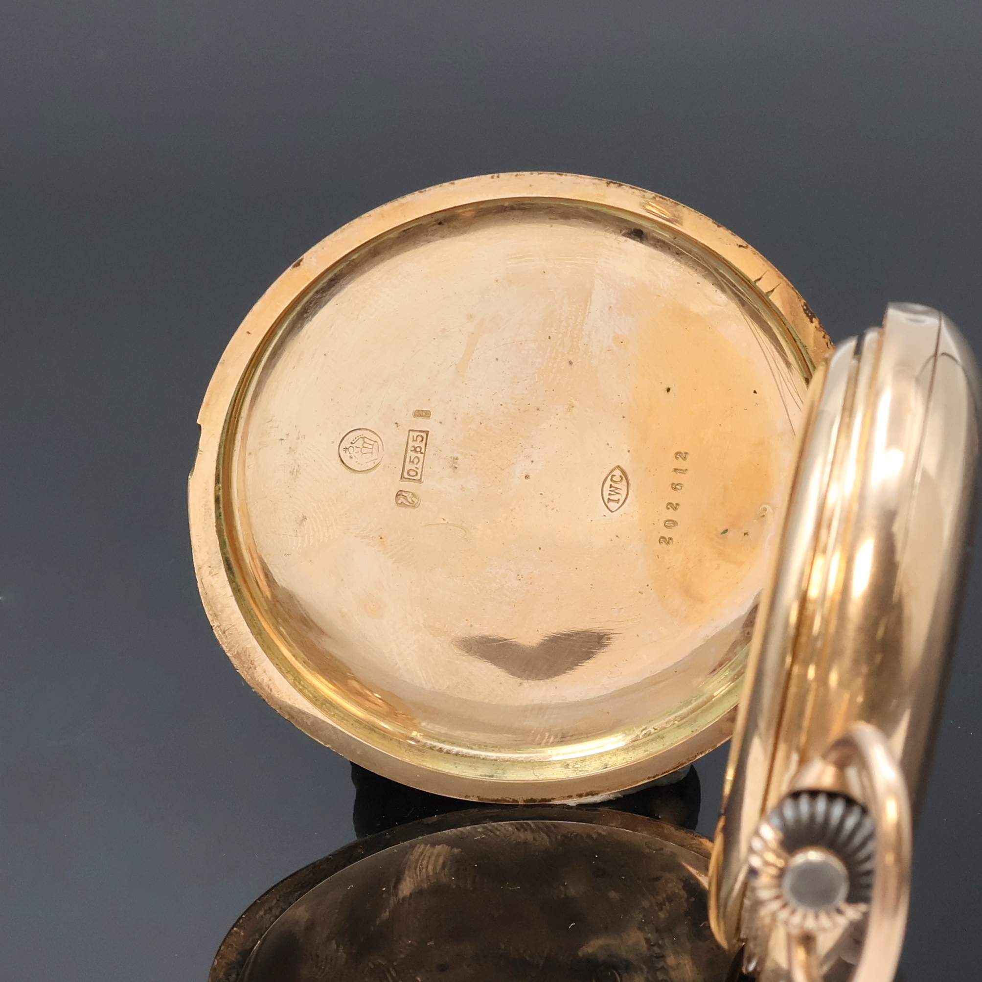 Detail d: IWC Herrensavonette in RG 585/000 mit Kaliber 53, Schweiz um 1898, guill. 3-Deckel Goldgeh. dell., Sprungdeckel m. Monogrammspiegel, Emailzifferbl. ...